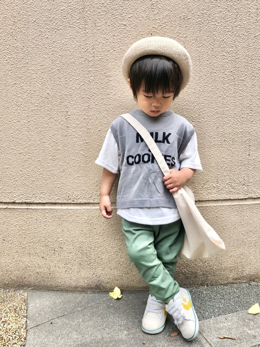 グレー系のTシャツ/カットソー、グレー系のトートバッグ、グリーン系のその他パンツを着用したキッズの春コーディネートの1枚目の写真