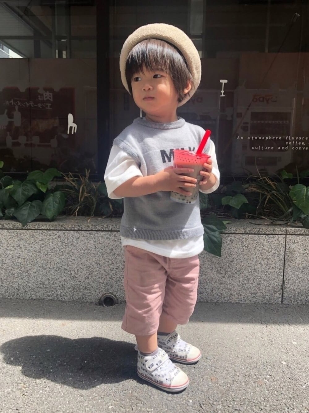 「復活！ピンクフェス、春夏コーデ、男の子、ベレー帽、ベスト、コンバース、グレー×ピンク、レイヤードスタイル」｜「Birthdayのアイテム（Tシャツ/カットソー、グレー系）」を使った、SO&KEIさん（キッズ・90cm）の春コーディネートの1枚目の写真