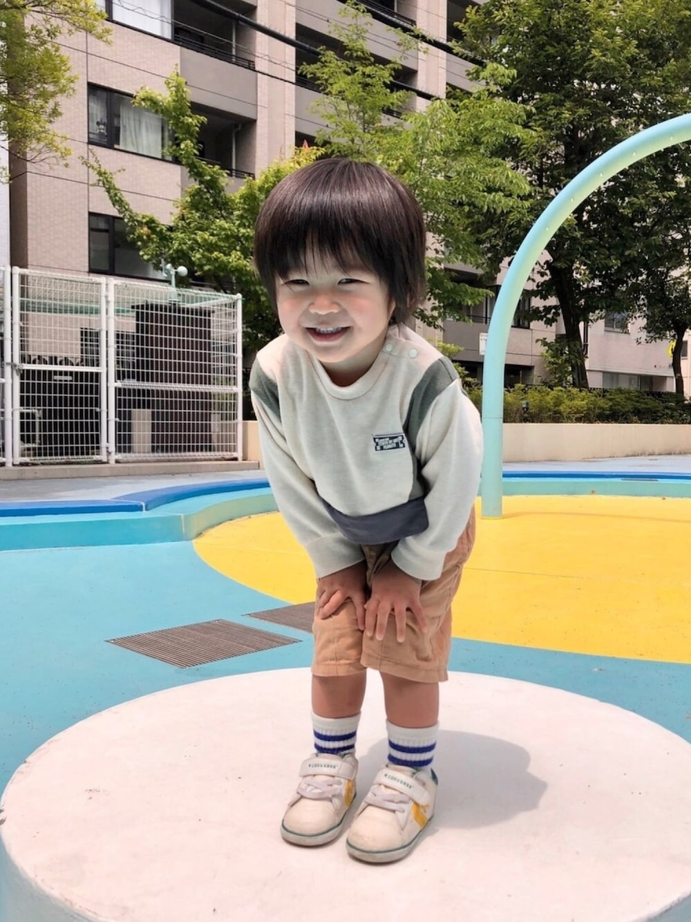 ベージュ系のTシャツ/カットソー、ブラウン系のその他パンツ、ホワイト系のスニーカーを着用したキッズの春コーディネートの1枚目の写真