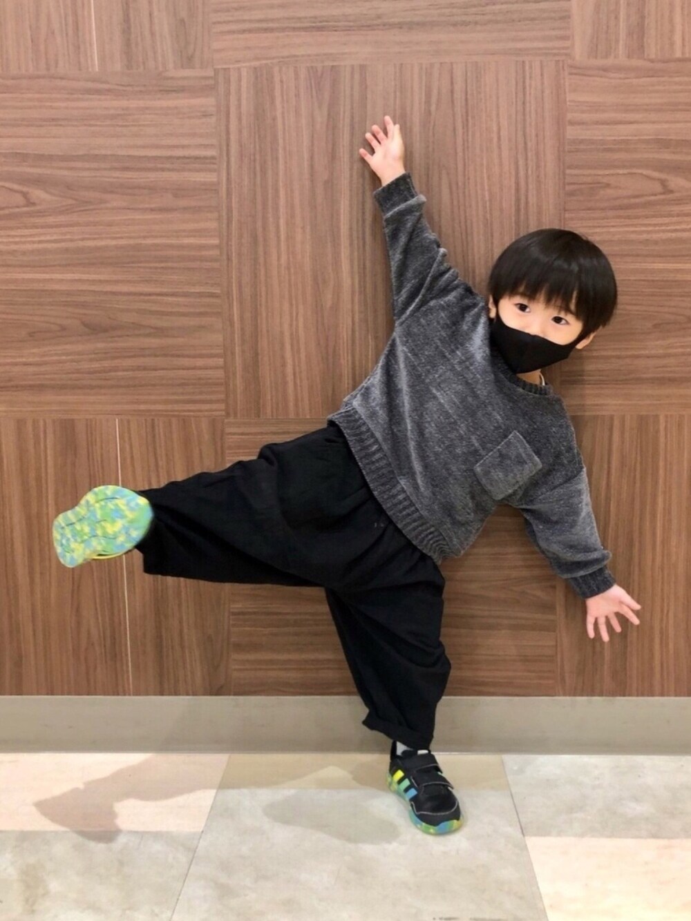 ブラック系のスニーカー、ブラック系のニット/セーター、ブラック系のその他パンツを着用したキッズの秋コーディネートの1枚目の写真