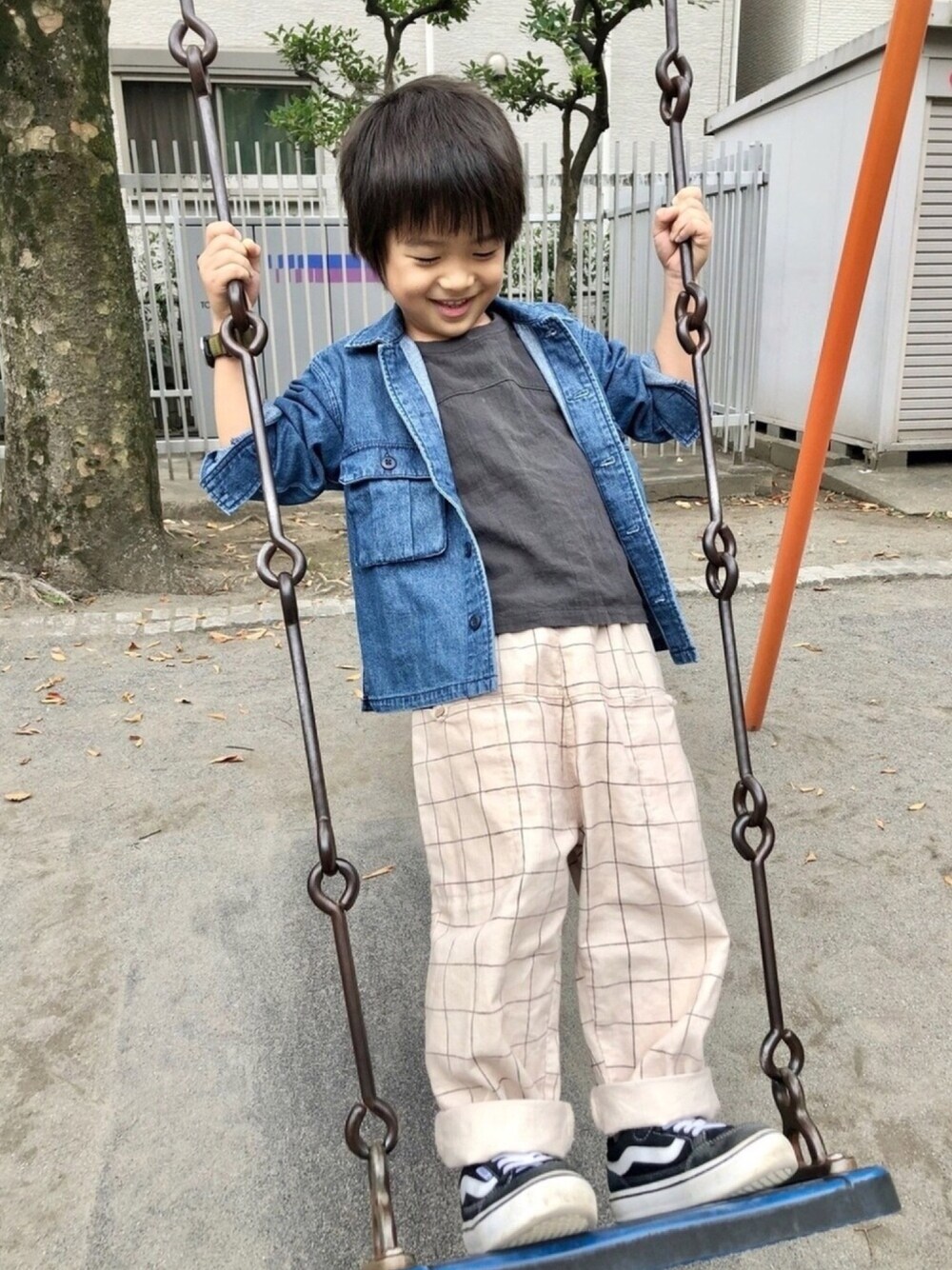 ブルー系のシャツ/ブラウス、ブラック系のTシャツ/カットソー、ホワイト系のパンツを着用したキッズの秋コーディネートの1枚目の写真