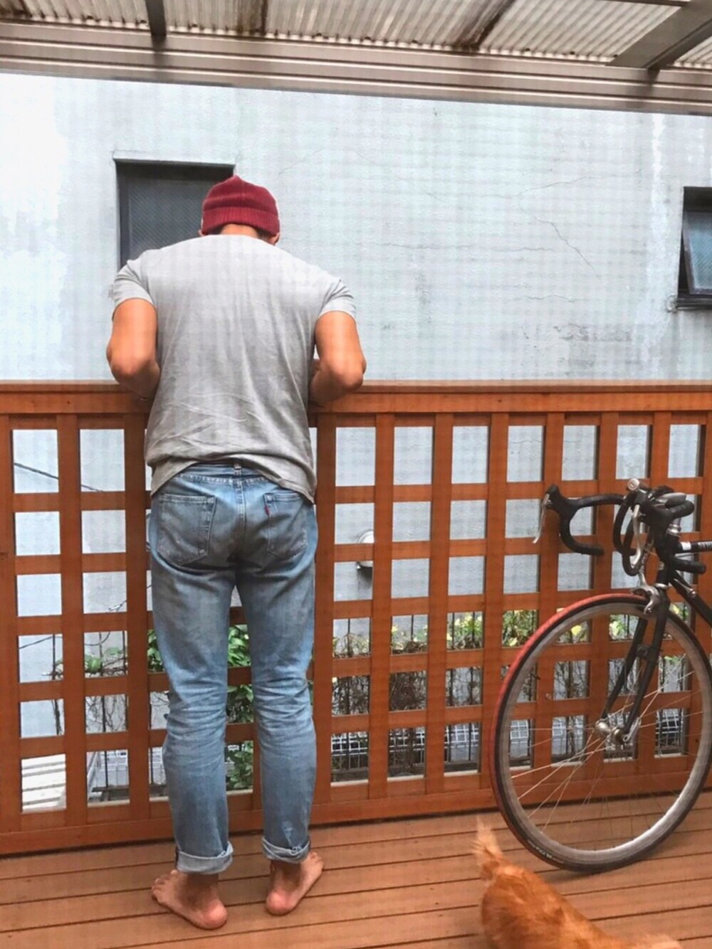 「シンプルコーデ、ドラフトリーバイス、バックスタイル、デニム、ティーシャツ、ニット帽」｜「501(R)Tの501(R) カスタマイズドテーパード JUDAS（デニムパンツ、ブルー系）」を使った、takaboooさん（メンズ・182cm）の冬コーディネートの1枚目の写真