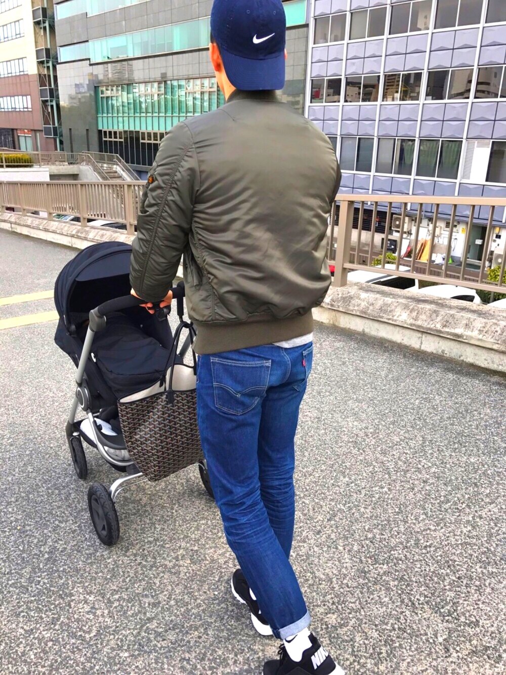「ドラフトリーバイス、ベビーカー、ストッケ、エムエーワン、ナイキ、スニーカー、501CT、バックスタイル」｜「Levi'sのアイテム（デニムパンツ、ブルー系）」を使った、takaboooさん（メンズ・182cm）の冬コーディネートの1枚目の写真