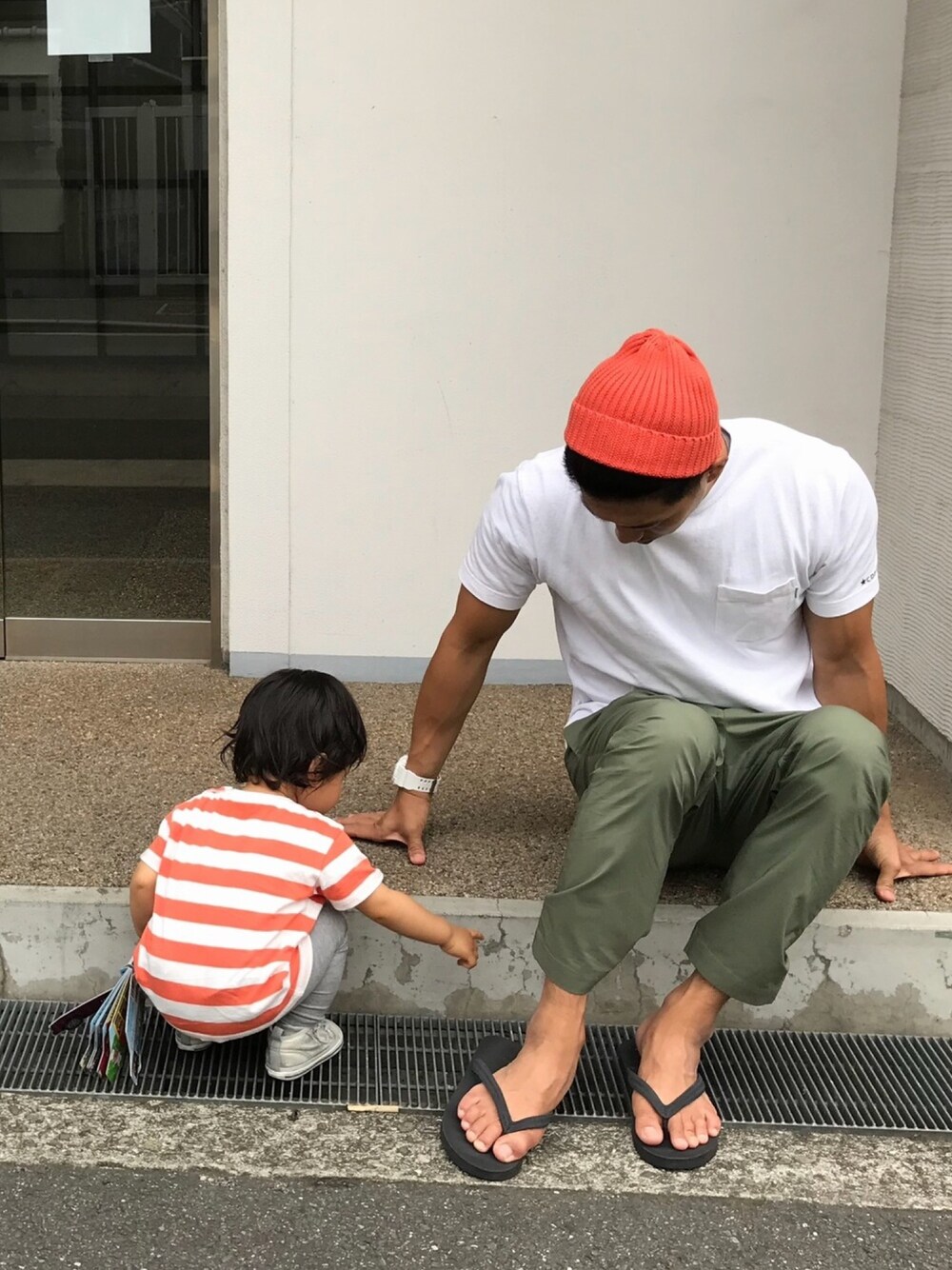 「ビーサン、ニット帽、シンプル、カーキパンツ、Tシャツ、親子コーデ、色黒、ラフスタイル、休日スタイル、夏コーデ」｜「coenのコットンワッチニットキャップ（ニットキャップ/ビーニー、レッド系）」を使った、takaboooさん（メンズ・182cm）の夏コーディネートの1枚目の写真