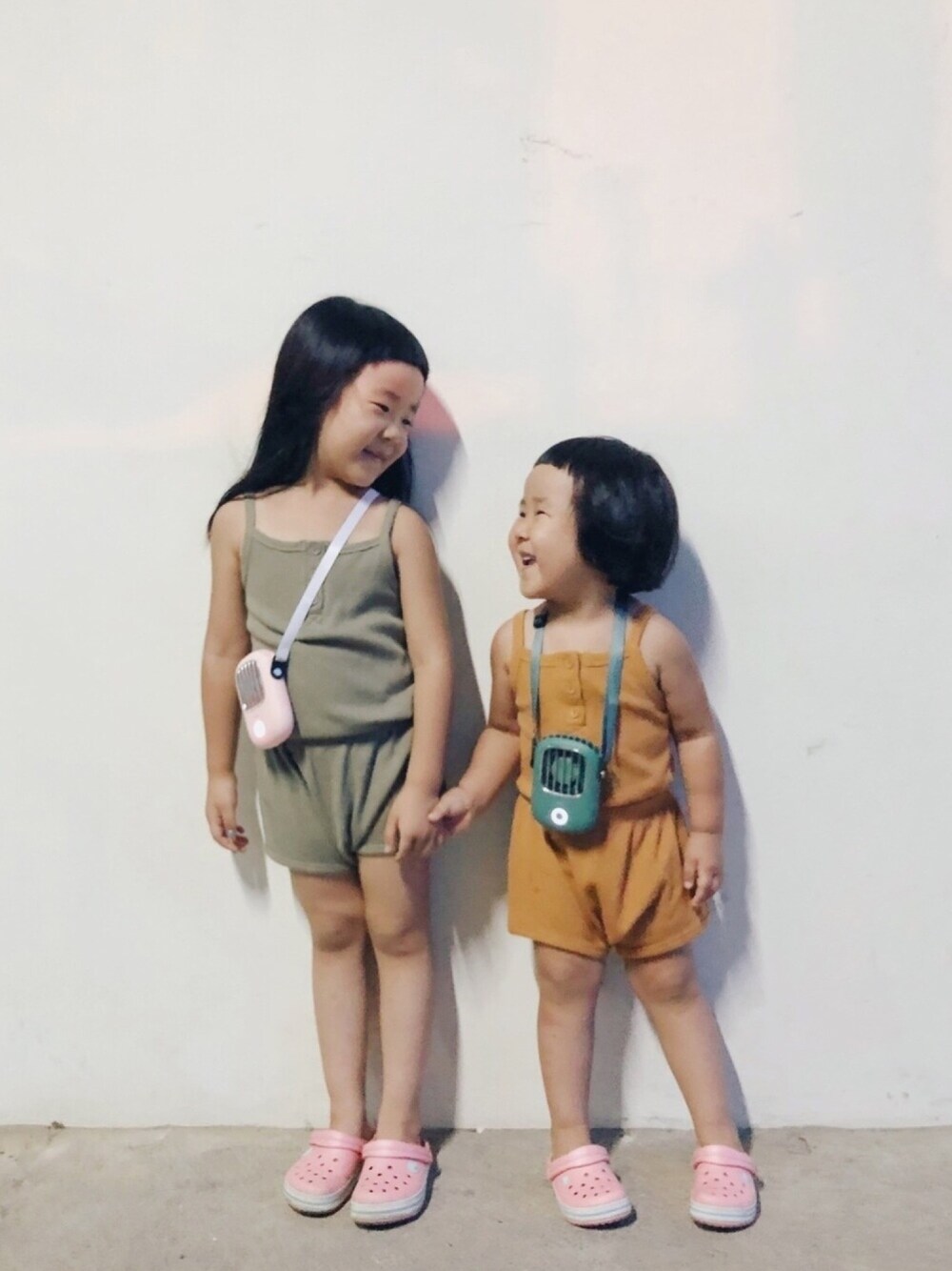 「韓國子供服のアイテム（その他パンツ、ブラウン系）」を使った、Tuesdayさん（キッズ・110cm）の夏コーディネートの1枚目の写真