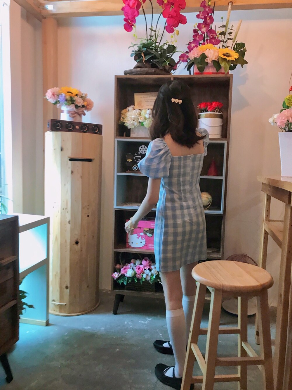 ブルー系のワンピース、ブラック系のバレエシューズを着用したレディースの夏コーディネートの1枚目の写真