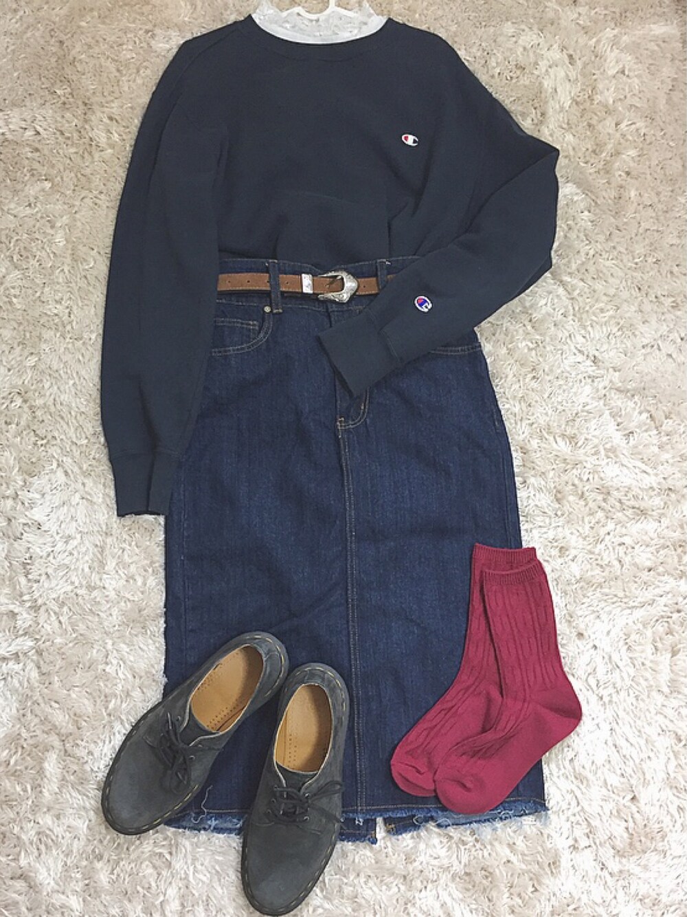 「ラクチンコーデ、カジュアルコーデ、Dr.Martens、Champion、outfit、プチプラコーデ、スウェット、デニムスカート、無印良品、今日のコーデ」｜「Dr. MartensのDr.Martens ドクターマーチン 1461 SUEDE 3 EYE 21471070 GRAPHITE GRAY（ドレスシューズ、グレー系）」を使った、na ⌂﻿さん（レディース・160cm）の冬コーディネートの1枚目の写真