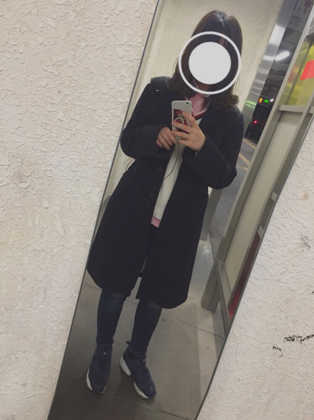 「シンプル、今日のコーデ、おしゃれさんと繋がりたい、カジュアル、outfit、スキニーデニム、UNIQLO、古着、ベスト×シャツ、ラフ」｜「TOMMY HILFIGERのアイテム（Tシャツ/カットソー、レッド系）」を使った、na ⌂﻿さん（レディース・160cm）の冬コーディネートの1枚目の写真
