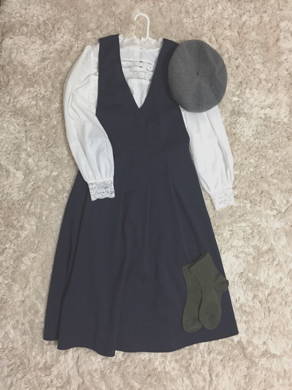 「シンプルコーデ、春コーデ、プチプラコーデ、outfit、ガーリー、ワンピース、無印良品、ベレー帽、ブラウス、おでかけ」｜「ACHIEVERSのアイテム（ワンピース/ドレス、ブラック系）」を使った、na ⌂﻿さん（レディース・160cm）の冬コーディネートの1枚目の写真
