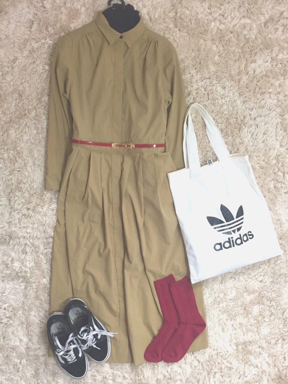 「カジュアル、春、ラクチンコーデ、スニーカー、トートバッグ、ワンピース、VANS、オトナカジュアル、fashion、キレイめ」｜「NANO universeのコートシャツワンピース（シャツワンピース、ベージュ系）」を使った、na ⌂﻿さん（レディース・160cm）の冬コーディネートの1枚目の写真