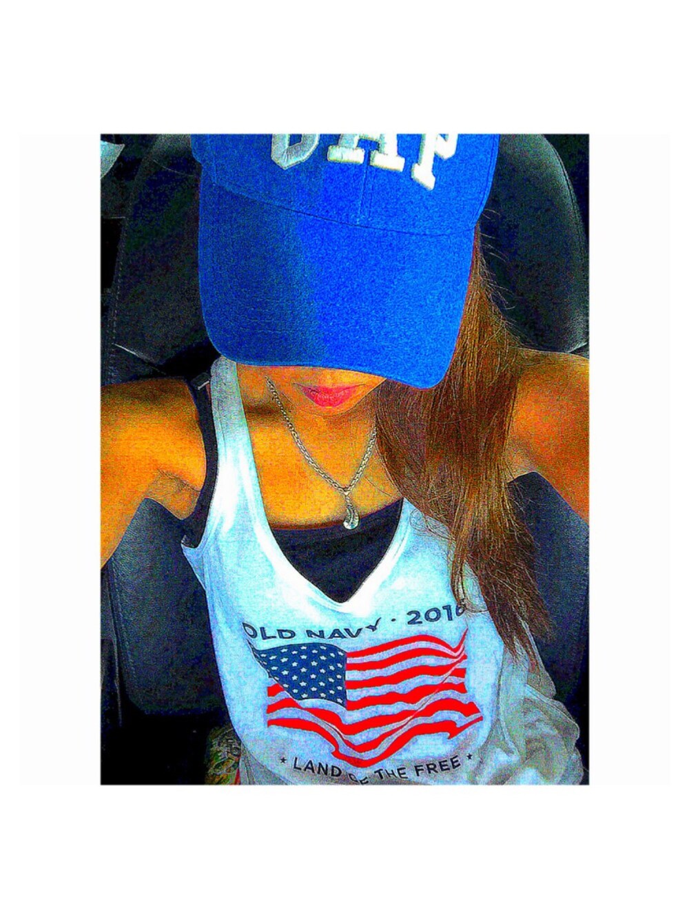 ホワイト系のタンクトップ、ブラック系のキャミソール、ホワイト系のビーチサンダルを着用したレディースの夏コーディネートの1枚目の写真