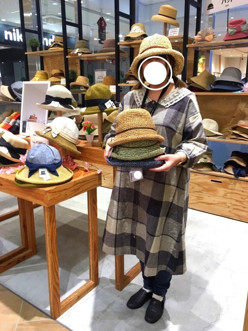 「お花見、ツバ広ハット、ワンピース×デニム、むぎわら帽子、ペーパーハット」｜「14+のワックスコード巻きペーパー麦わらシンプルつば広ハット 春 夏 帽子 レディース（ハット、ベージュ系）」を使った、14+ トリエ京王調布店 スタッフさん（レディース・157cm）の春コーディネートの1枚目の写真