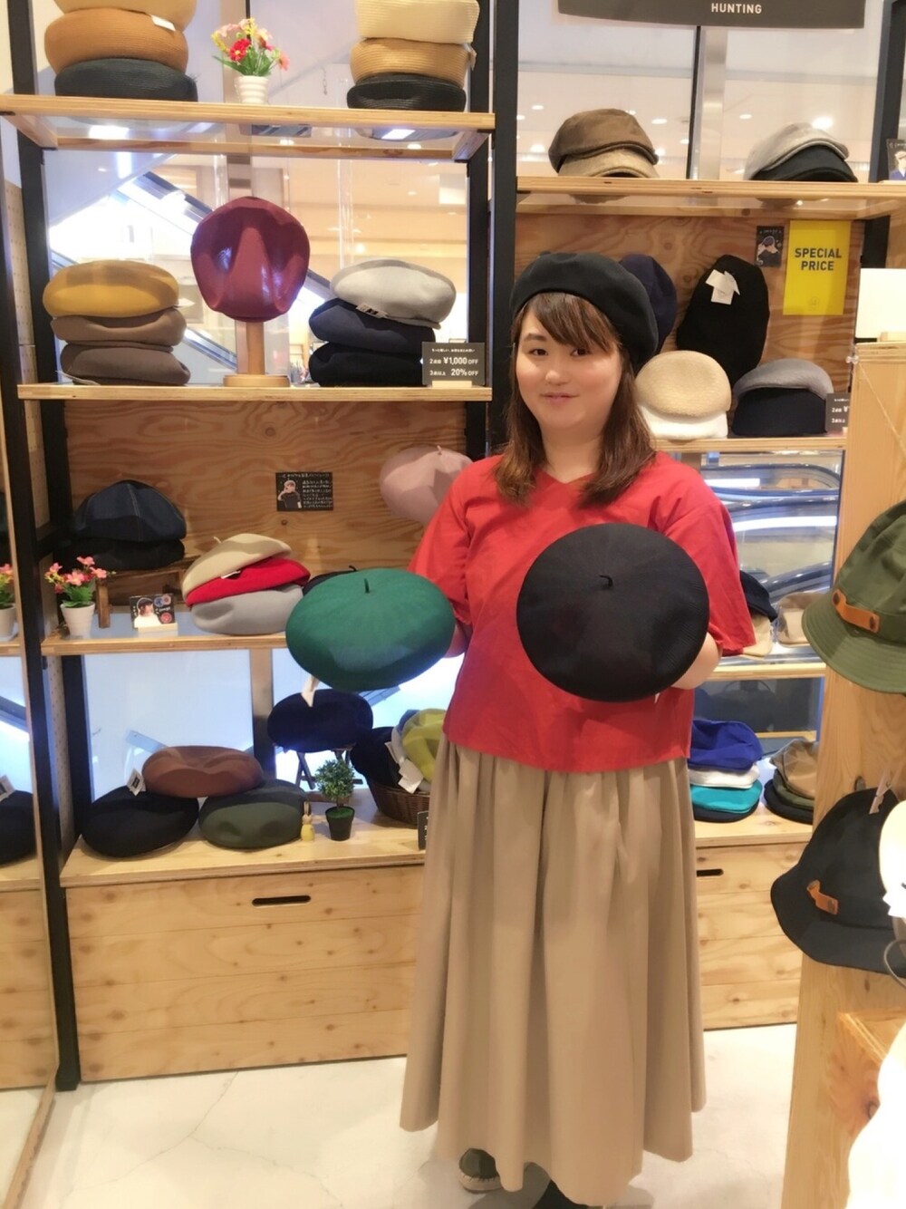 ブラック系のハンチング/ベレー帽を着用したレディースの夏コーディネートの1枚目の写真