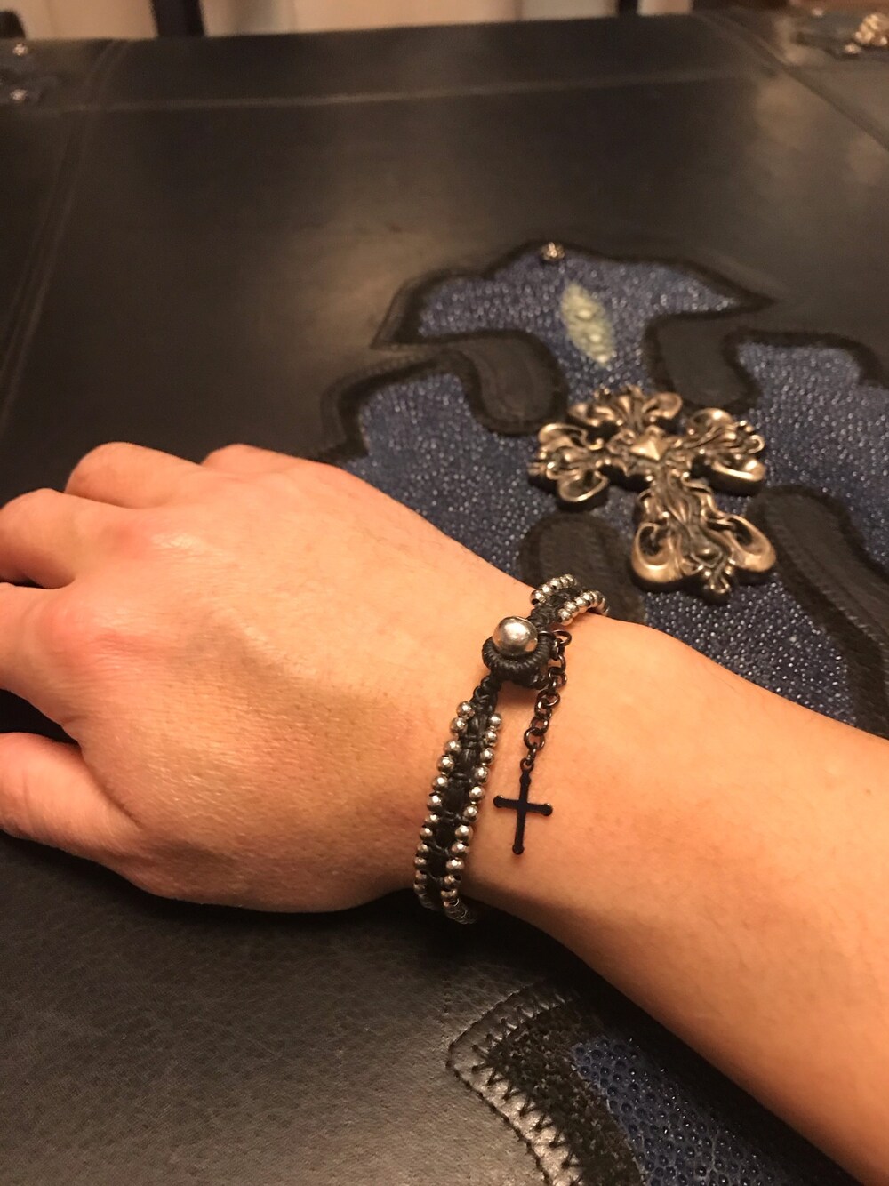 「休日コーデ、ブレスレット、ブレス、アクセサリー、アクセントカラー、小物、小物使い、大人カジュアル、大人コーデ」｜「gundaのgunda/ガンダ/BUBBLE BLACK BR（ブレスレット、ブラック系）」を使った、shigeさん（メンズ・168cm）の冬コーディネートの1枚目の写真