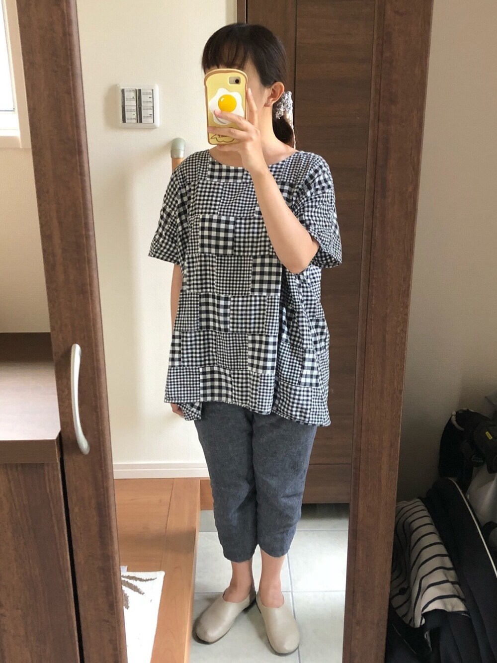 ホワイト系のシャツ/ブラウス、ブルー系のカーゴパンツ、ベージュ系のスリッポンを着用したレディースの夏コーディネートの1枚目の写真