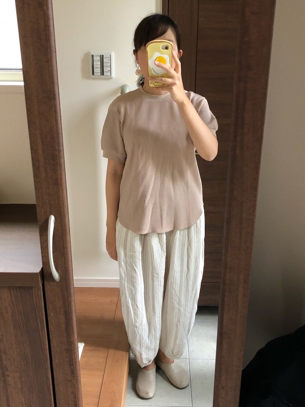 ベージュ系のTシャツ/カットソー、ベージュ系のその他パンツ、ベージュ系のスリッポンを着用したレディースの秋コーディネートの1枚目の写真