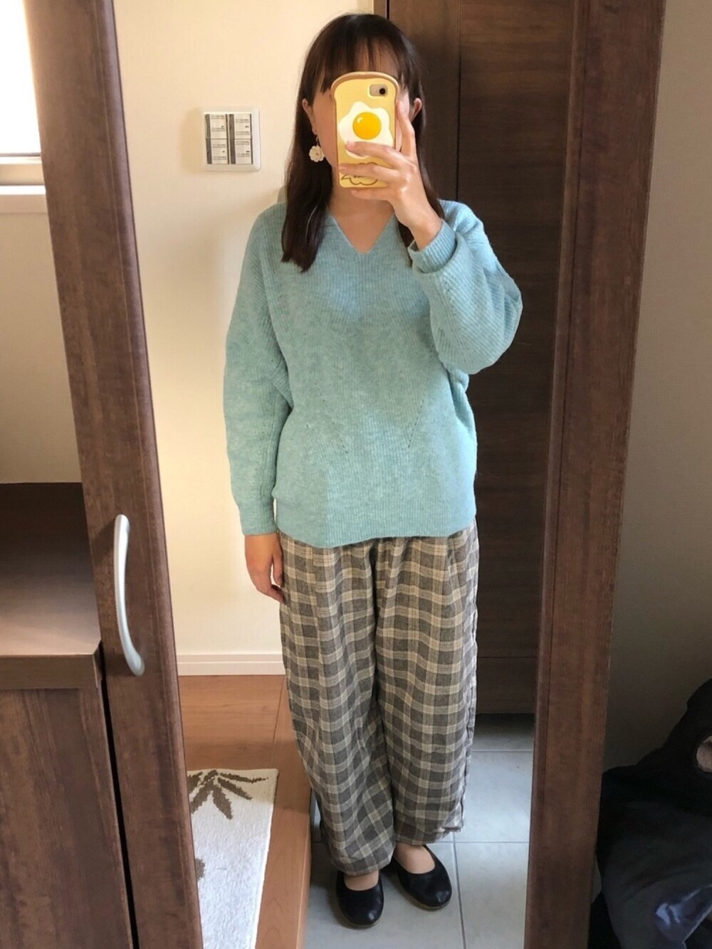 ブルー系のニット/セーター、ブラウン系のその他パンツ、ブラック系のバレエシューズを着用したレディースの秋コーディネートの1枚目の写真