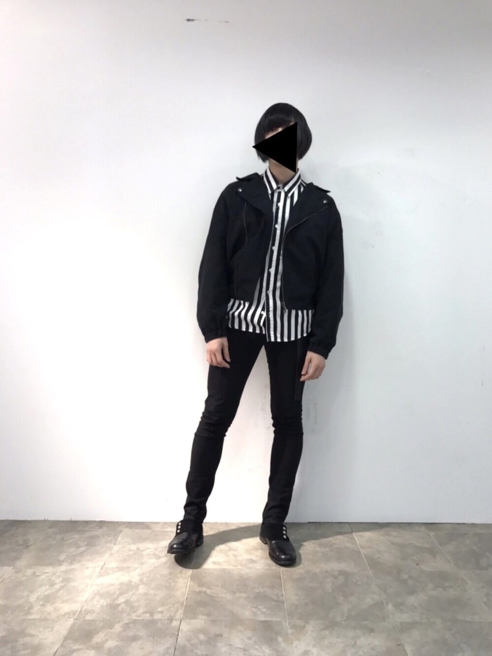 「シンプルコーデ、オトナカジュアル、きれいめカジュアル、プチプラコーデ、ライダース、シャツスタイル、ストライプ、HARE、UNIQLO、モノトーン」｜「ZIP FIVEのフェイクスウェードドルマンライダースジャケット（ライダースジャケット、ブラック系）」を使った、アキヨシ オクダさん（メンズ・178cm）の冬コーディネートの1枚目の写真