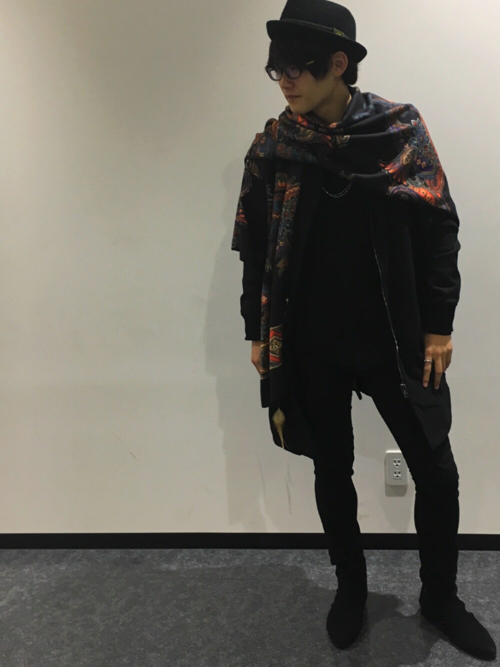 「黒コーデ、学校、柄、おしゃれ、ロングMA-1、スキニー、ポンチョ、おしゃれさんと繋がりたい」｜「no brandのアイテム（ポンチョ、その他）」を使った、たくみん。さん（メンズ・173cm）の冬コーディネートの1枚目の写真