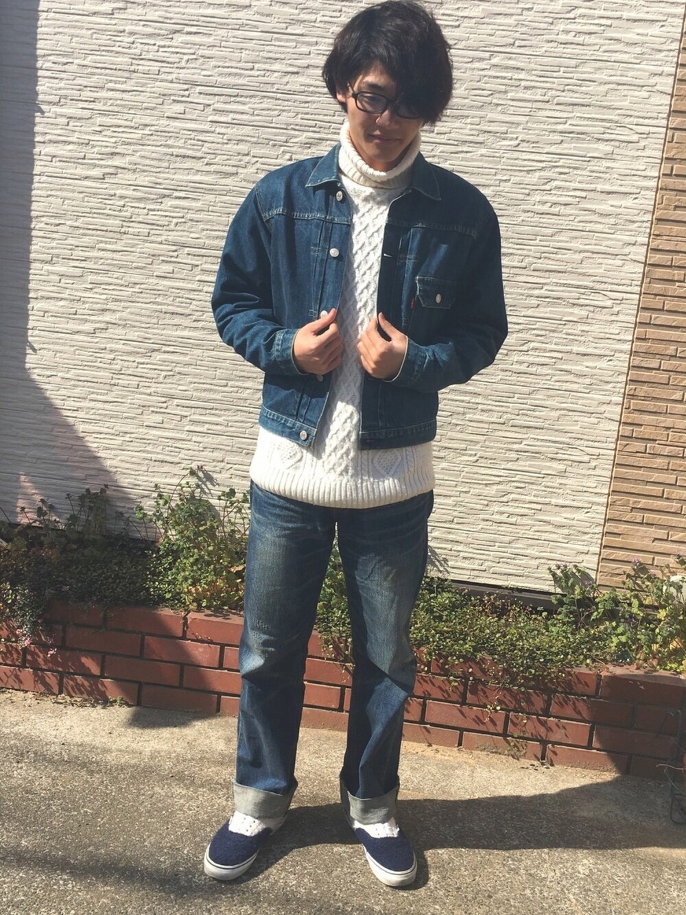 「ドラフトリーバイス、デニムオンデニム、ジージャン、ジーンズ、スニーカー、Levi's、シンプル」｜「Levi'sのアイテム（デニムジャケット、ブルー系）」を使った、たくみん。さん（メンズ・173cm）の冬コーディネートの1枚目の写真