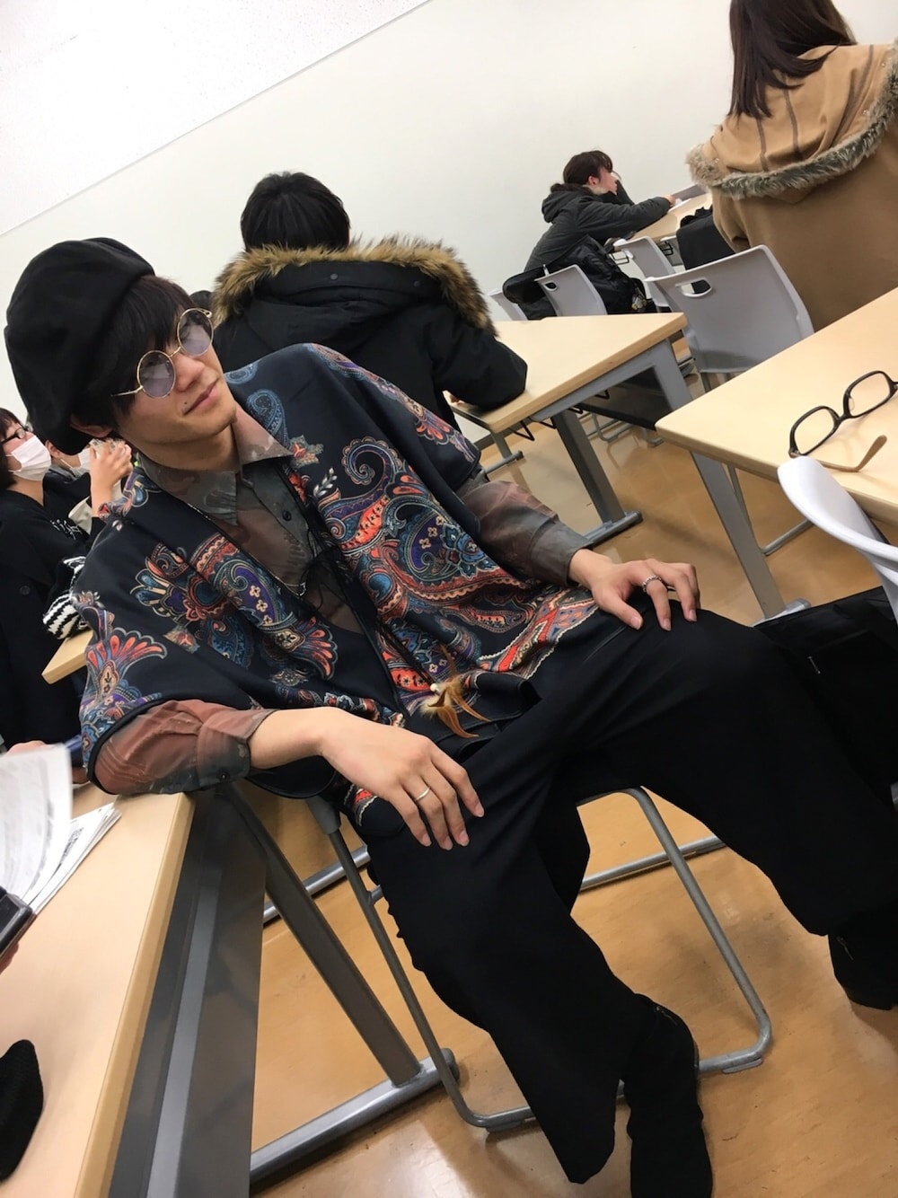 「個性派、民族風、柄×柄、黒、ベレー帽、ﾏﾙﾒｶﾞﾈ、ポンチョ、ガウチョパンツ、ブーツ、学校」｜「WEGOのWEGO/フェイクスウェードベレー帽（ハンチング/ベレー帽、ブラック系）」を使った、たくみん。さん（メンズ・173cm）の春コーディネートの1枚目の写真