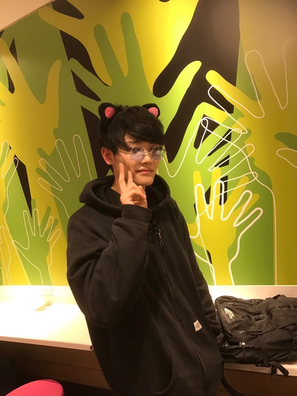 「wearhalloween2017、渋谷、黒猫、黒、黒スキニー、黒コーデ、halloween」｜「100均のアイテム（その他ヘアアクセサリー、ブラック系）」を使った、たくみん。さん（メンズ・173cm）の秋コーディネートの1枚目の写真