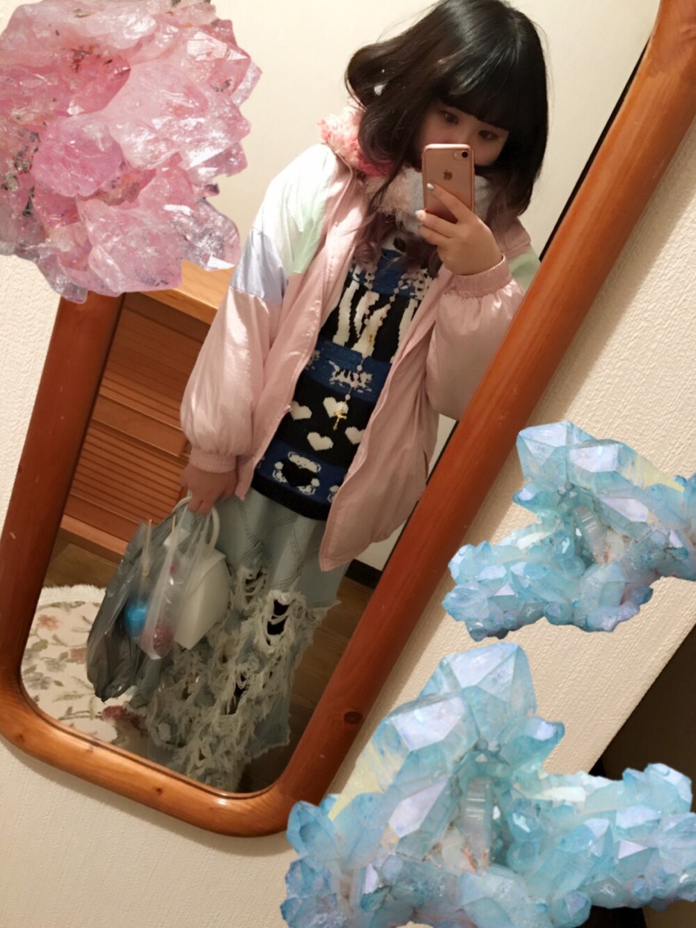 「冬コーデ、カジュアル、スニーカーコーデ、初詣、デニムスカート、古着MIX、古着、ニット、コンバース、ナイロンジャケット」｜「SPINNSのナイロンブルゾン（ブルゾン、ピンク系）」を使った、ゆいゆいさん（レディース・155cm）の冬コーディネートの1枚目の写真