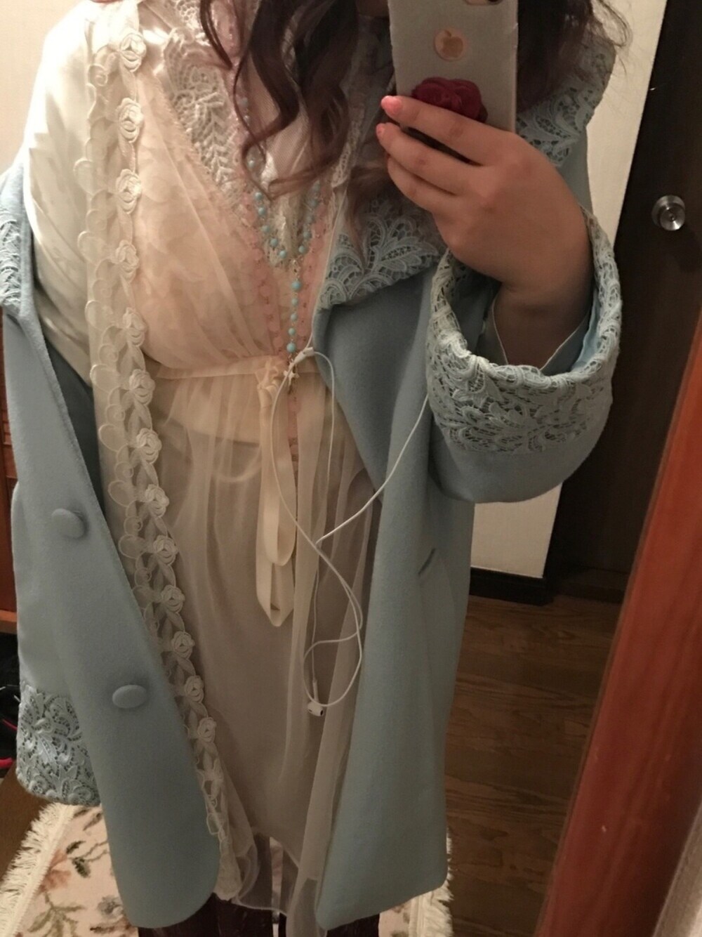 「冬コーデ、ootd、オトナカジュアル、古着、ランジェリー、ヴィンテージ、パステルカラー、クロスネックレス、大人ファンシー、used」｜「SPINNSのアイテム（スマホケース/カバー、シルバー系）」を使った、ゆいゆいさん（レディース・155cm）の冬コーディネートの1枚目の写真