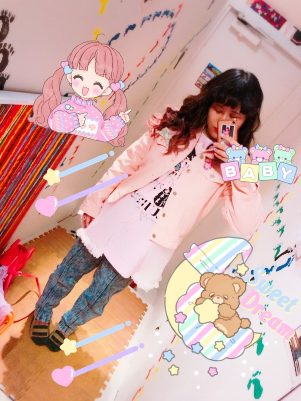 「はるコーデ、パンツスタイル、ラフ、spring、outfit、レイヤードスタイル、ライブTシャツ、こじはる、sweet」｜「EDWINのアイテム（デニムジャケット、ピンク系）」を使った、ゆいゆいさん（レディース・155cm）の春コーディネートの1枚目の写真