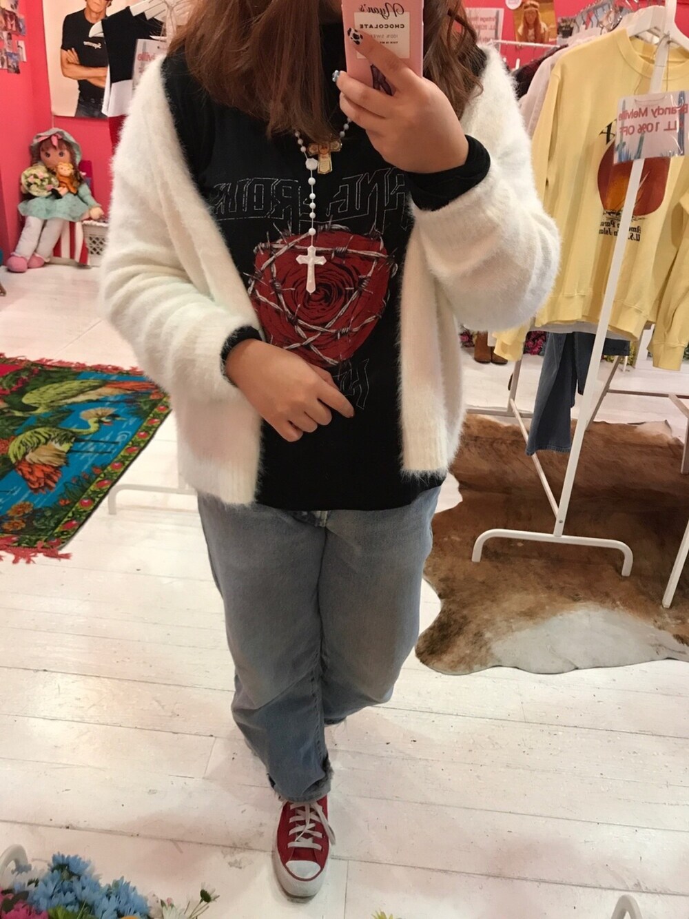 「カジュアルコーデ、大人カジュアル、きれいめカジュアル、ブラック、スニーカー、ootd、outfit、versace、カジュアル」｜「22;marketのアイテム（スマホケース/カバー、ピンク系）」を使った、ゆいゆいさん（レディース・155cm）の秋コーディネートの1枚目の写真