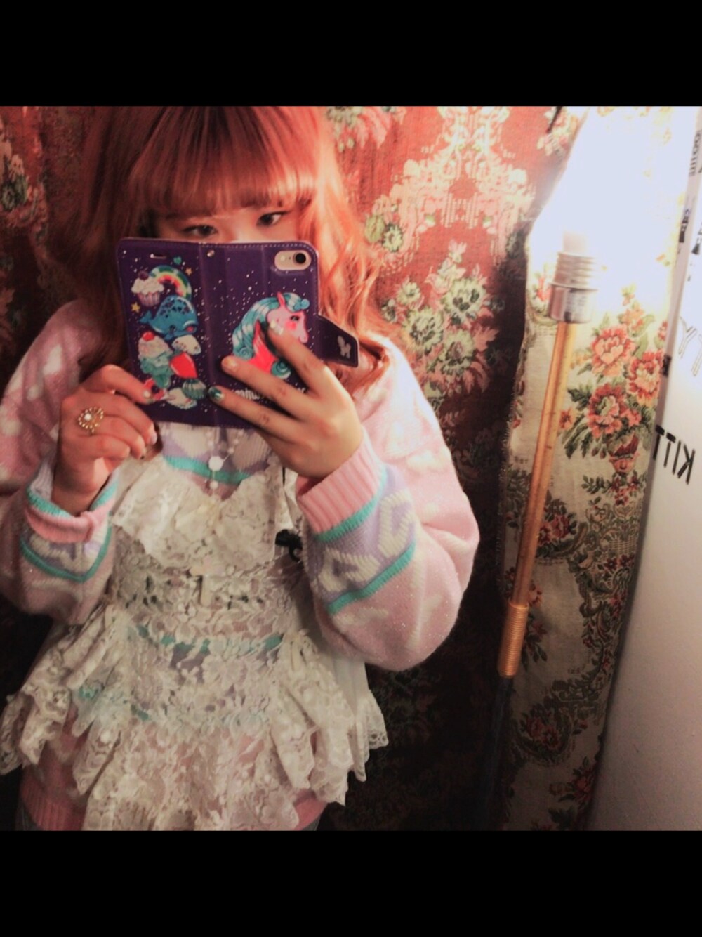 「カジュアル、冬、ゆるコーデ、ootd、古着MIX、ホワイト、outfit、used、vintage、ファンシー」｜「DreamLandのアイテム（スマホケース/カバー、パープル系）」を使った、ゆいゆいさん（レディース・155cm）の冬コーディネートの1枚目の写真
