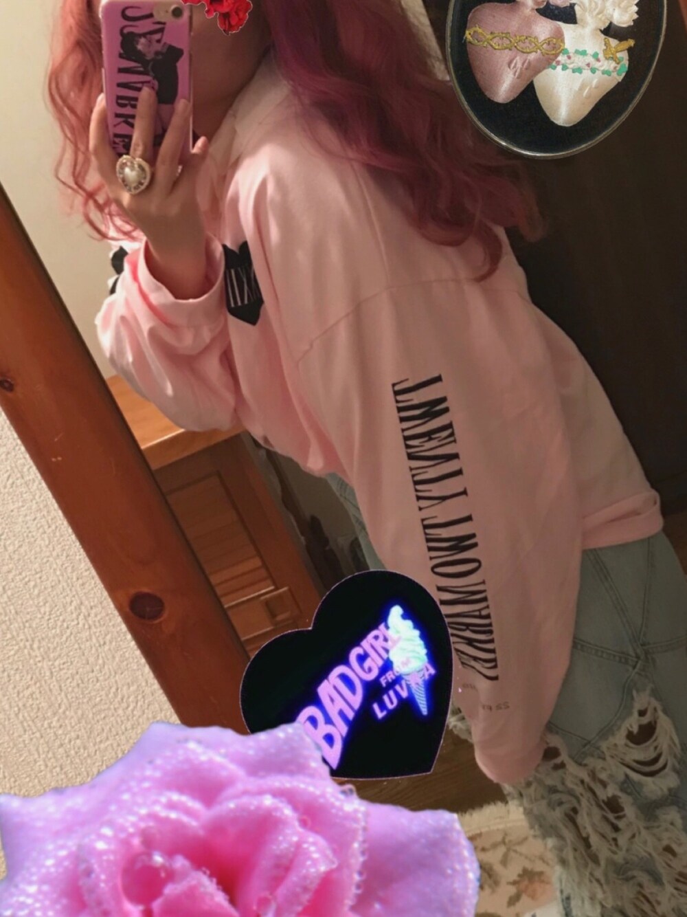 「カジュアルコーデ、はるコーデ、休日スタイル、大人カジュアル、古着MIX、ピンク、デニム、デニムスカート、22market、ootd」｜「22marketのアイテム（スマホケース/カバー、ピンク系）」を使った、ゆいゆいさん（レディース・155cm）の春コーディネートの1枚目の写真