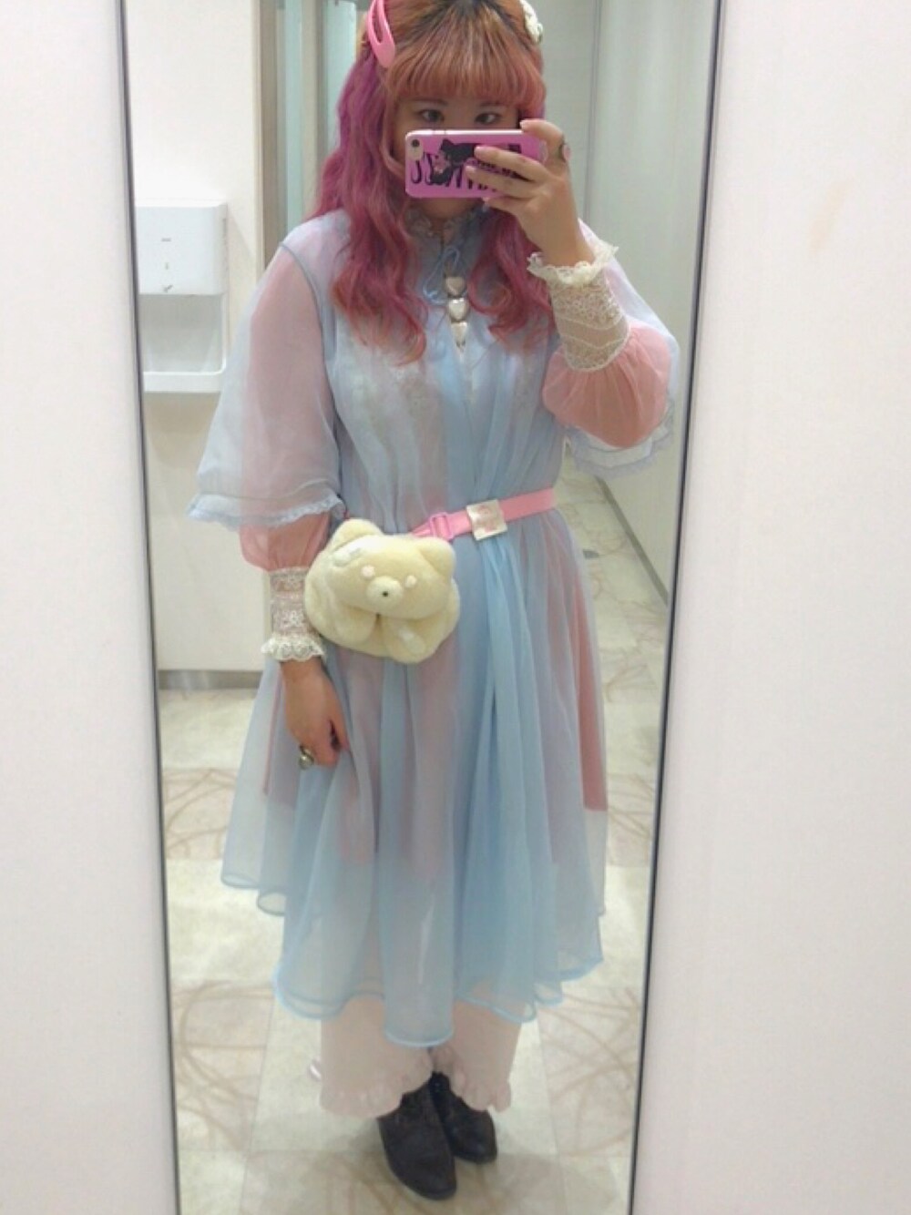 「春、パンツスタイル、ootd、outfit、カジュアル、ワンピース、ブーツ、シースルー、vintage、古着MIX」｜「usedのアイテム（ワンピース、ピンク系）」を使った、ゆいゆいさん（レディース・155cm）の春コーディネートの1枚目の写真