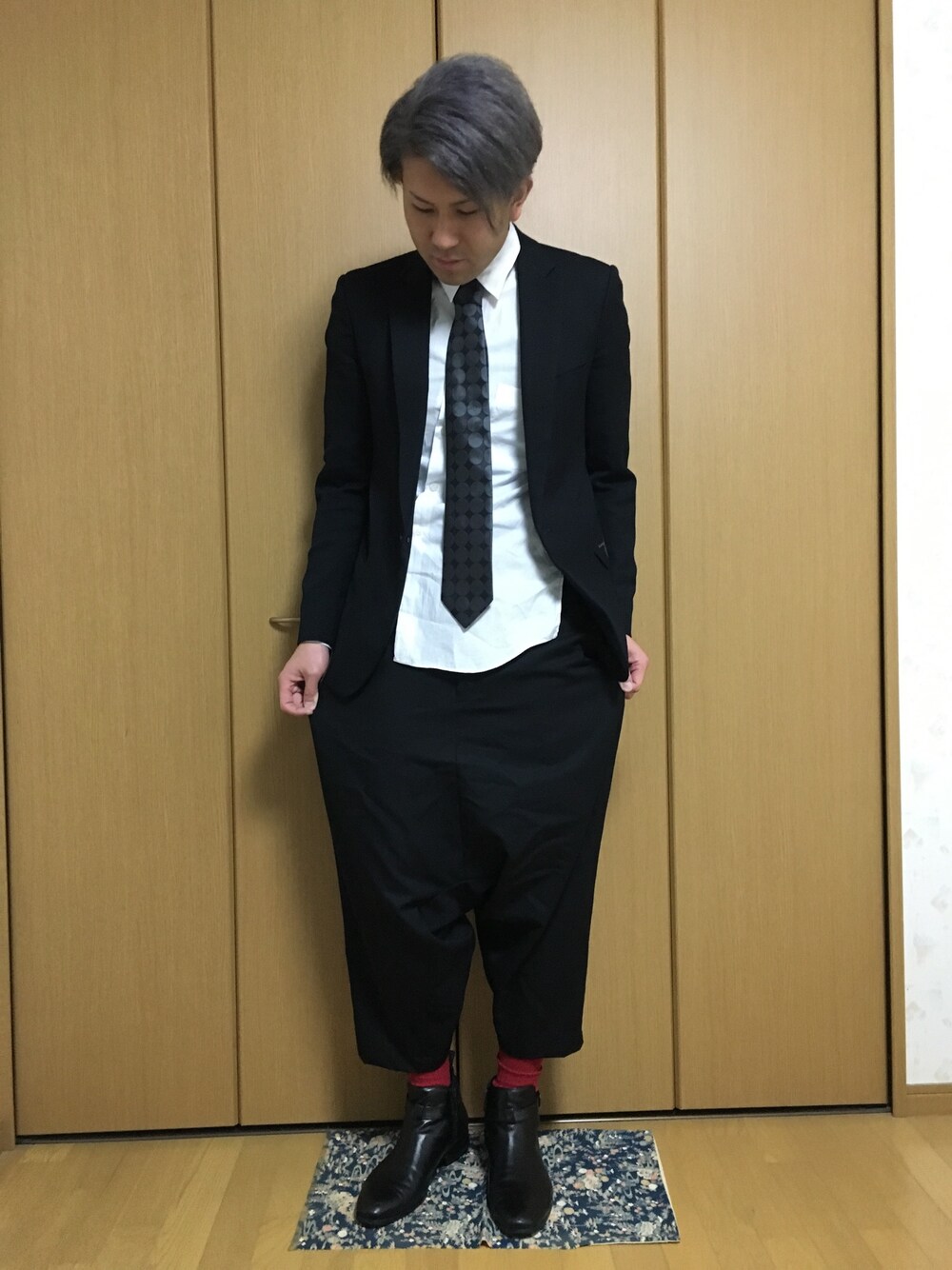 「Vivienne Westwood、roar、BLACK COMME des GARÇONS、BUFFALO BOBS、ネクタイ、テーラードジャケット、シャツ、ペンギンパンツ、ブーツ、モード」｜「Vivienne Westwoodのアイテム（ネクタイ、ブラック系）」を使った、HIROKIさん（メンズ・179cm）の春コーディネートの1枚目の写真