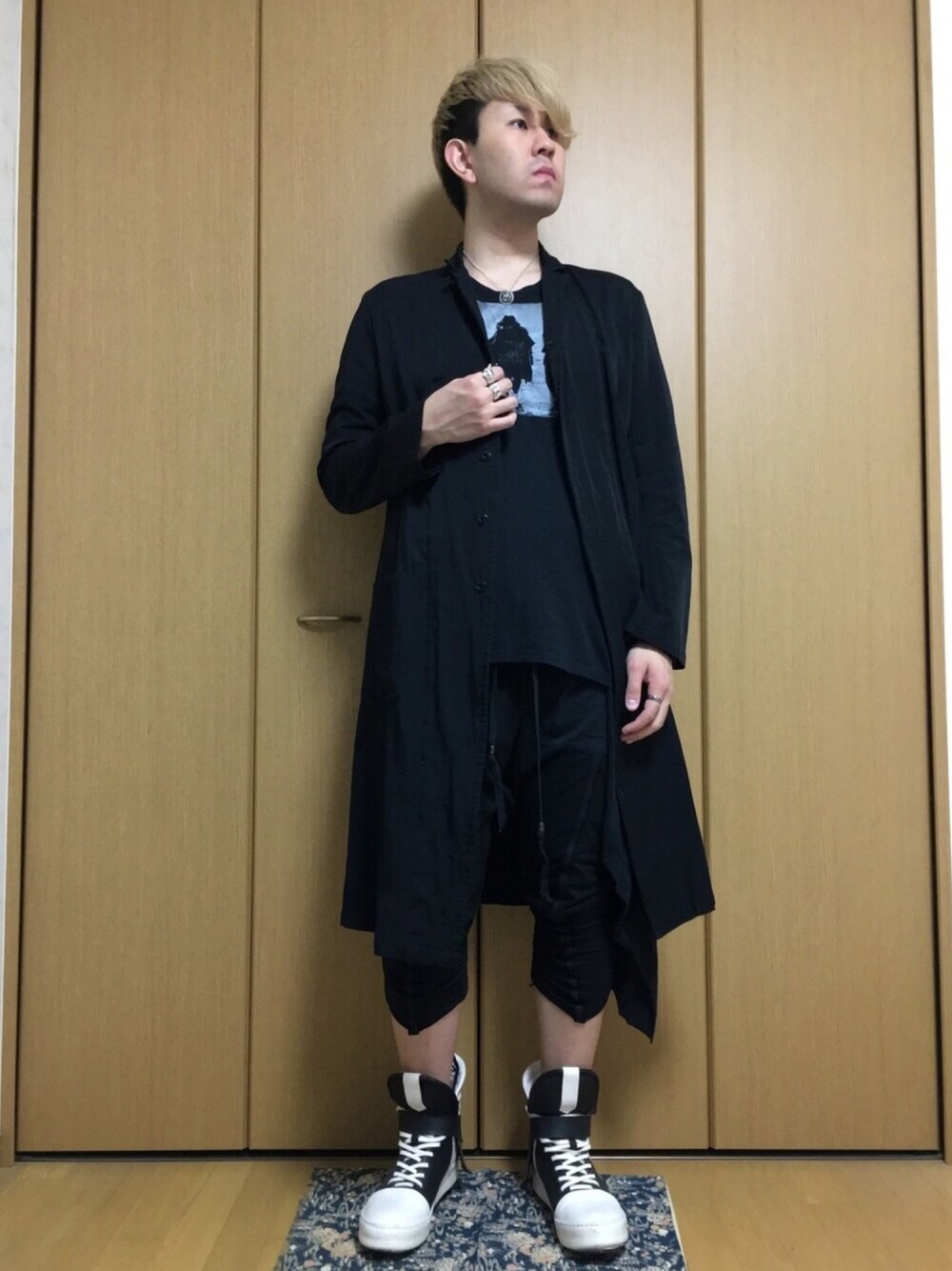ブラック系のチェスターコート、ブラック系のTシャツ/カットソー、ブラック系のパンツを着用したメンズの夏コーディネートの1枚目の写真