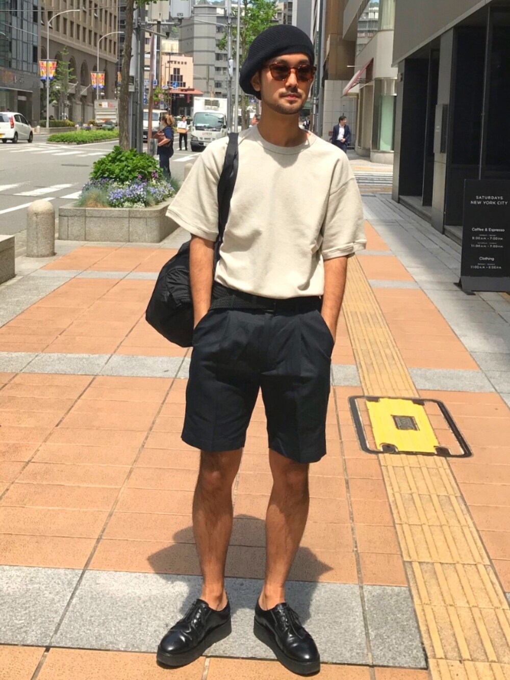 「SATURDAYS SURF NYC、SATURDAYS NYC、夏、ショートパンツ、スウェット、シンプル、ラフ、ビッグシルエット」｜「Saturdays NYCのElliot Short Sleeve Sweatshirt（スウェット、グレー系）」を使った、Tomさん（メンズ・172cm）の春コーディネートの1枚目の写真