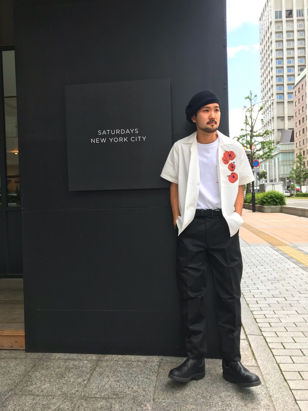 「SATURDAYS SURF NYC、SATURDAYS NYC、オープンカラーシャツ、ストリート、柄シャツ、シンプルコーデ、夏コーデ、スラックス」｜「Saturdays NYCのアイテム（シャツ/ブラウス、ホワイト系）」を使った、Tomさん（メンズ・172cm）の春コーディネートの1枚目の写真