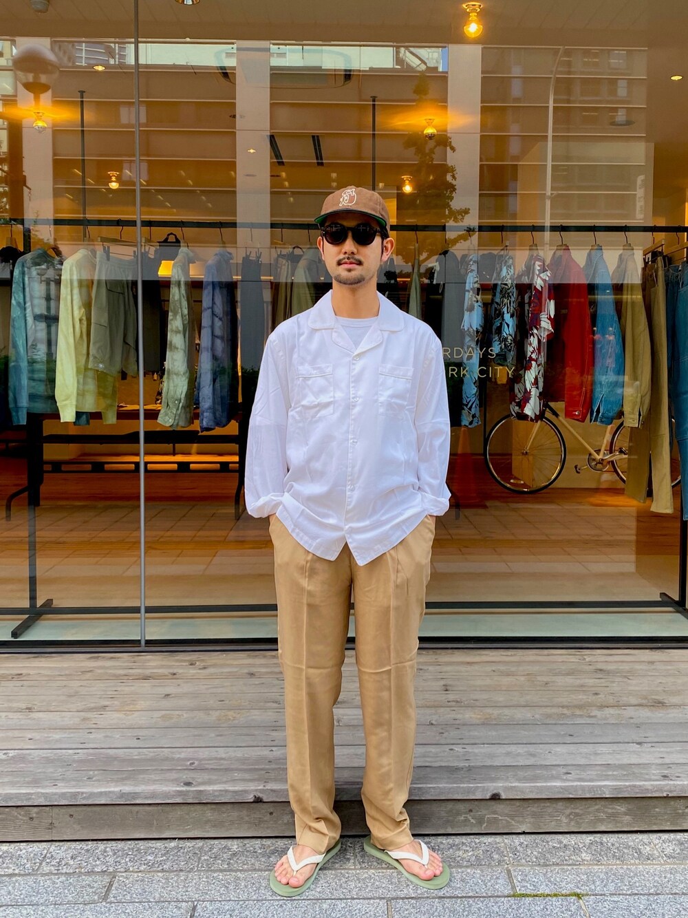 「春コーデ、ラフ、ゆるコーデ、オトナカジュアル、キャップ、サンダル、スラックス、サングラス、SATURDAYS SURF NYC、おうちファッション」｜「Saturdays NYCのClint Long Sleeve Shirt（シャツ/ブラウス、ホワイト系）」を使った、Tomさん（メンズ・172cm）の春コーディネートの1枚目の写真