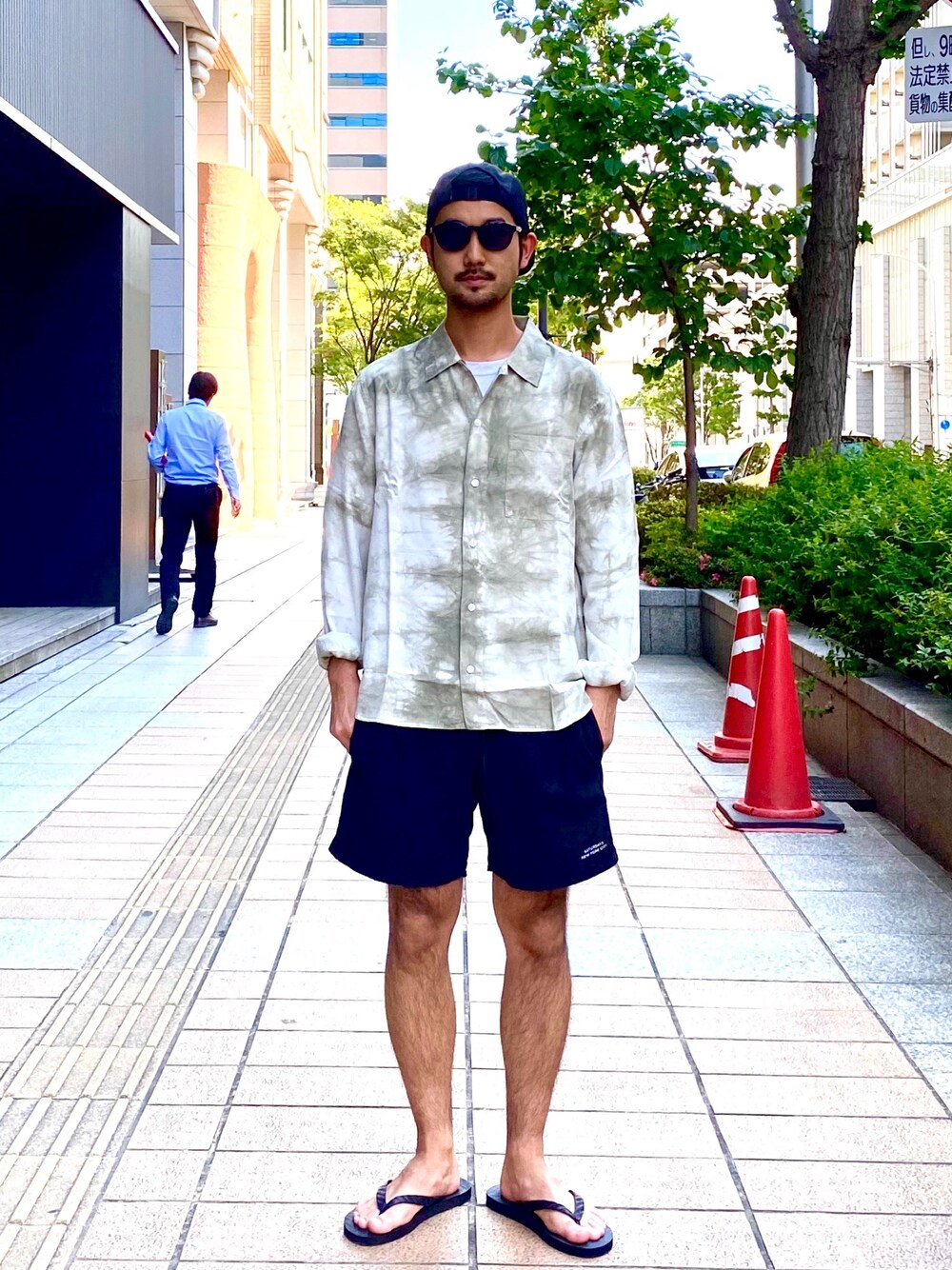 「春夏コーデ、シンプル、ストリート、リラックススタイル、ハーフパンツ、サンダル、休日スタイル、SATURDAYS SURF NYC」｜「Saturdays NYCのChristopher Mineral Wash L/S Shirt（シャツ/ブラウス、ベージュ系）」を使った、Tomさん（メンズ・172cm）の春コーディネートの1枚目の写真