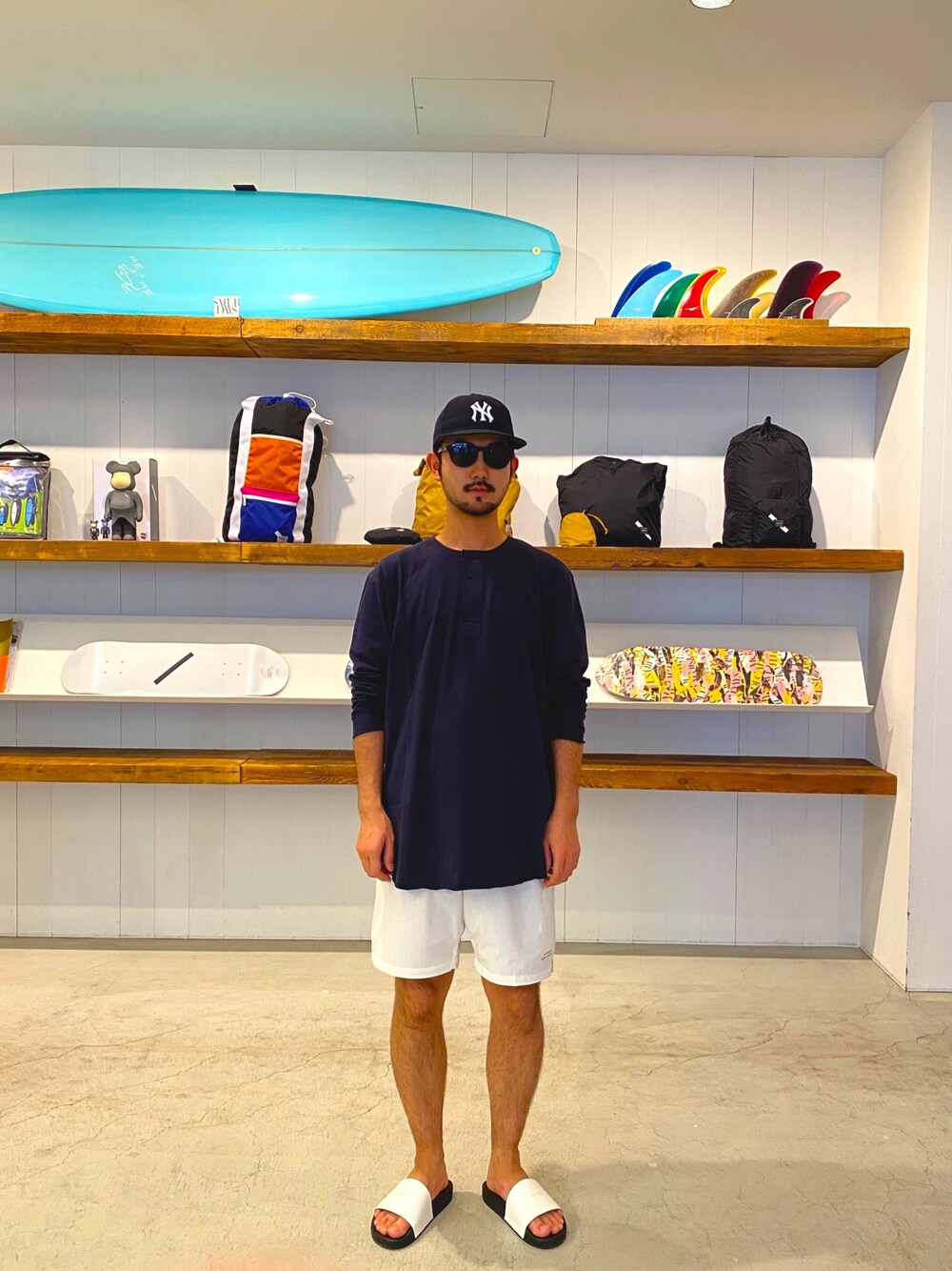 「大人カジュアル、ネイビー、ロンT、サンダル、スタッフセンバツ、白、サングラス、ビックシルエット、SATURDAYS SURF NYC」｜「Saturdays NYCのSolomon Long Sleeve Tee（Tシャツ/カットソー、ブルー系）」を使った、Tomさん（メンズ・172cm）の春コーディネートの1枚目の写真
