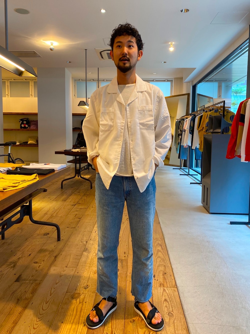 「シンプルコーデ、カジュアルコーデ、デニム、サンダル、シャツスタイル、ラフ、SATURDAYS SURF NYC」｜「Saturdays NYCのClint Long Sleeve Shirt（シャツ/ブラウス、ホワイト系）」を使った、Tomさん（メンズ・172cm）の夏コーディネートの1枚目の写真