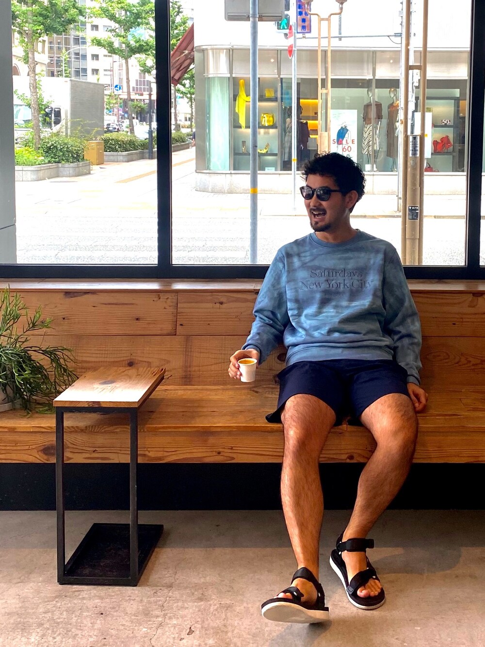 「夏コーデ、カジュアルコーデ、スポーツサンダル、ショートパンツ、ゆるコーデ、休日スタイル、アウトドアスタイル、スウェット、SATURDAYS SURF NYC」｜「Saturdays NYCのBowery Miller Standard Emb. Wash Crew（スウェット、ブルー系）」を使った、Tomさん（メンズ・172cm）の夏コーディネートの1枚目の写真