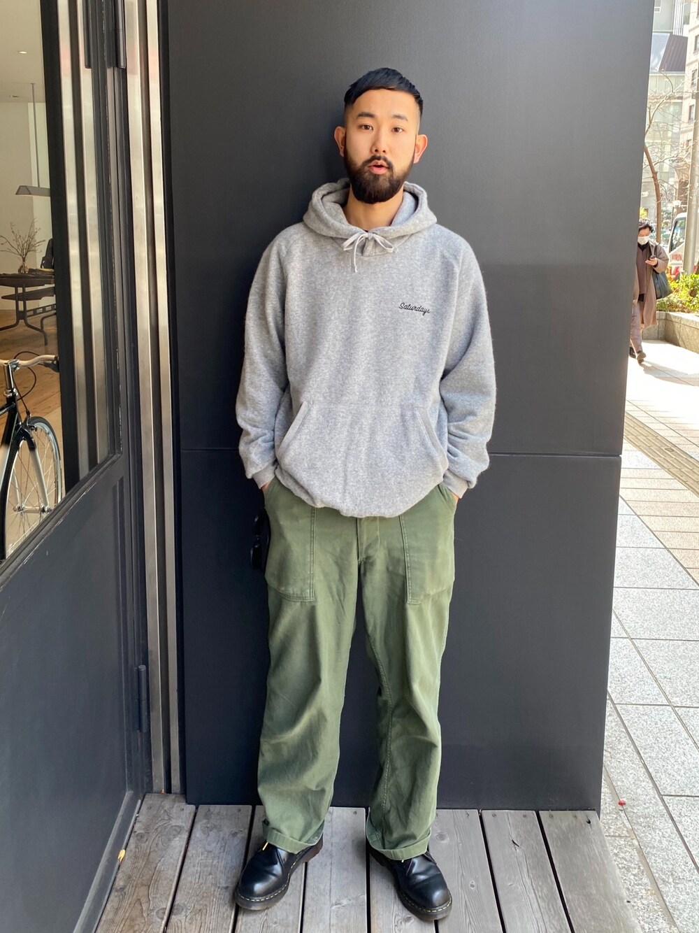 「私の推しブランド、大人カジュアル、シンプル、オーバーサイズ、ニット、カジュアル、ストリート、ドクターマーチン、サタデーズ ニューヨークシティ (Saturdays NYC)、SATURDAYS SURF NYC」｜「Saturdays NYCのDitch Shibuya Wool（パーカー、グレー系）」を使った、Tomさん（メンズ・172cm）の冬コーディネートの1枚目の写真