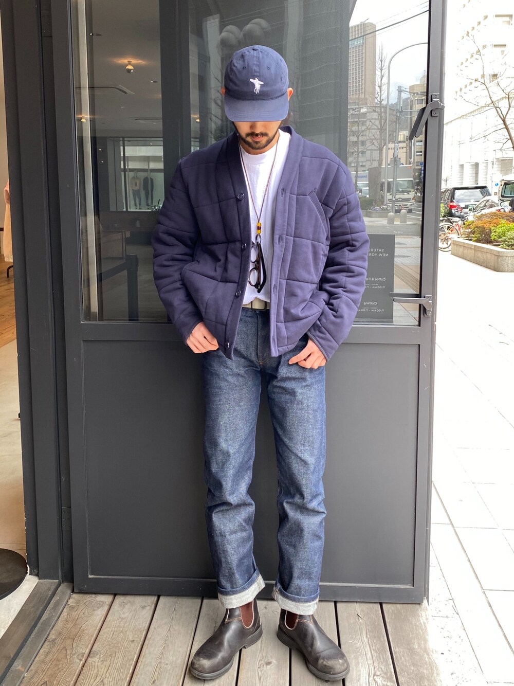 「きれいめカジュアル、休日スタイル、カジュアル、リラックススタイル、カーディガン、デニムパンツ、ネイビー、サタデーズ ニューヨークシティ (Saturdays NYC)、SATURDAYS SURF NYC」｜「Saturdays NYCのGeller Quilted Mid-Layer Jacket（その他アウター、ブルー系）」を使った、Tomさん（メンズ・172cm）の春コーディネートの1枚目の写真