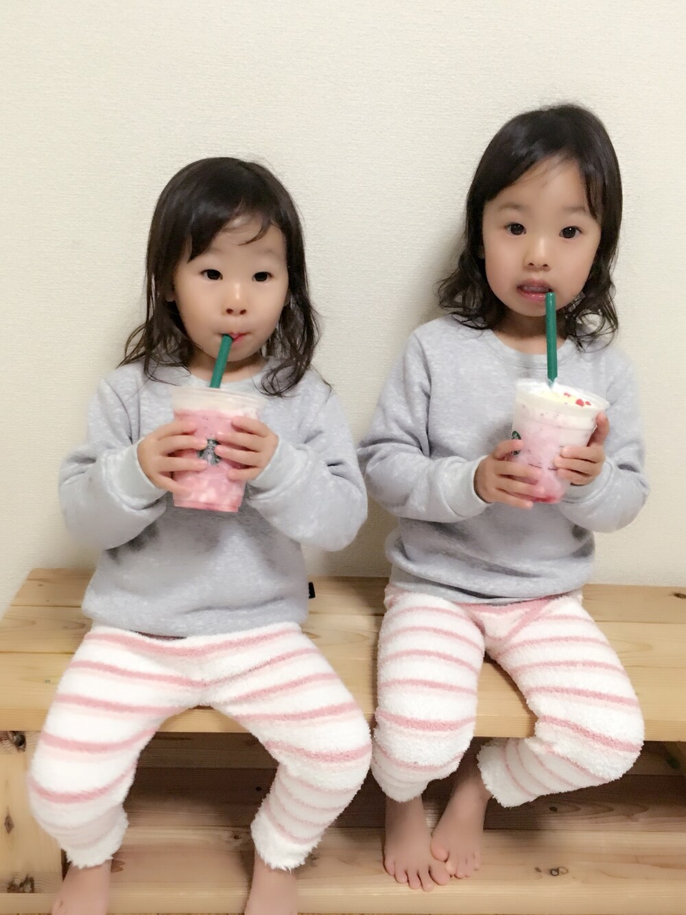 「キッズコーデ、姉妹コーデ、おそろいコーデ、プチプラ、モコモコパンツ、裏起毛、ゆるコーデ、ラクチンコーデ、プチプラコーデ、冬」｜「西松屋のアイテム（スウェット、グレー系）」を使った、ririyuさん（レディース・110cm）の秋コーディネートの1枚目の写真