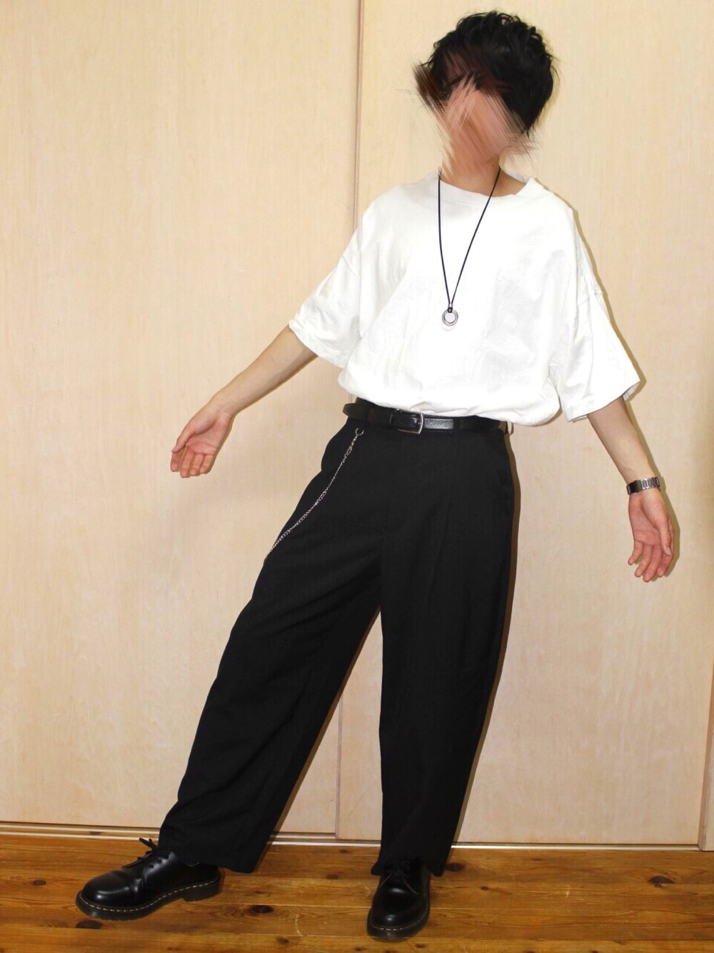 ホワイト系のTシャツ/カットソー、ブラック系のチノパンツ、ブラック系のドレスシューズを着用したメンズの春コーディネートの1枚目の写真
