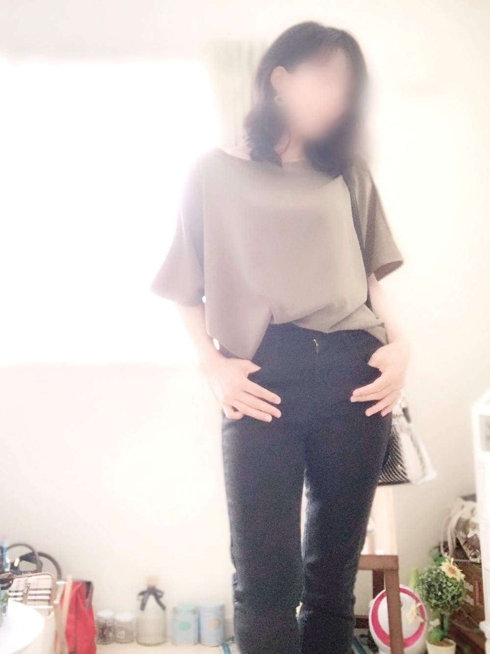 グリーン系のTシャツ/カットソー、ブラック系のその他パンツを着用したレディースの夏コーディネートの1枚目の写真