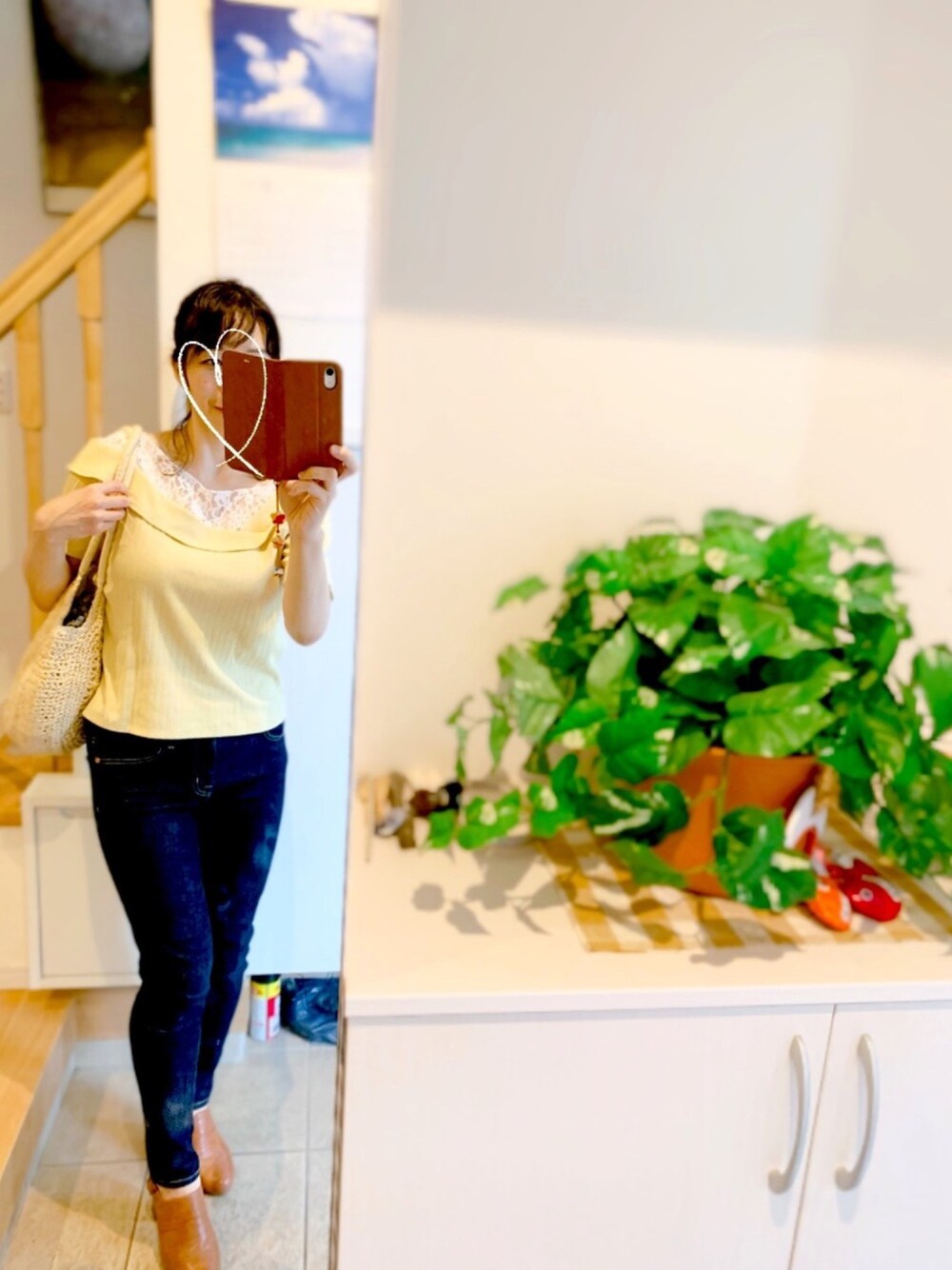 イエロー系のTシャツ/カットソー、ブルー系のデニムパンツ、ベージュ系のトートバッグを着用したレディースの夏コーディネートの1枚目の写真