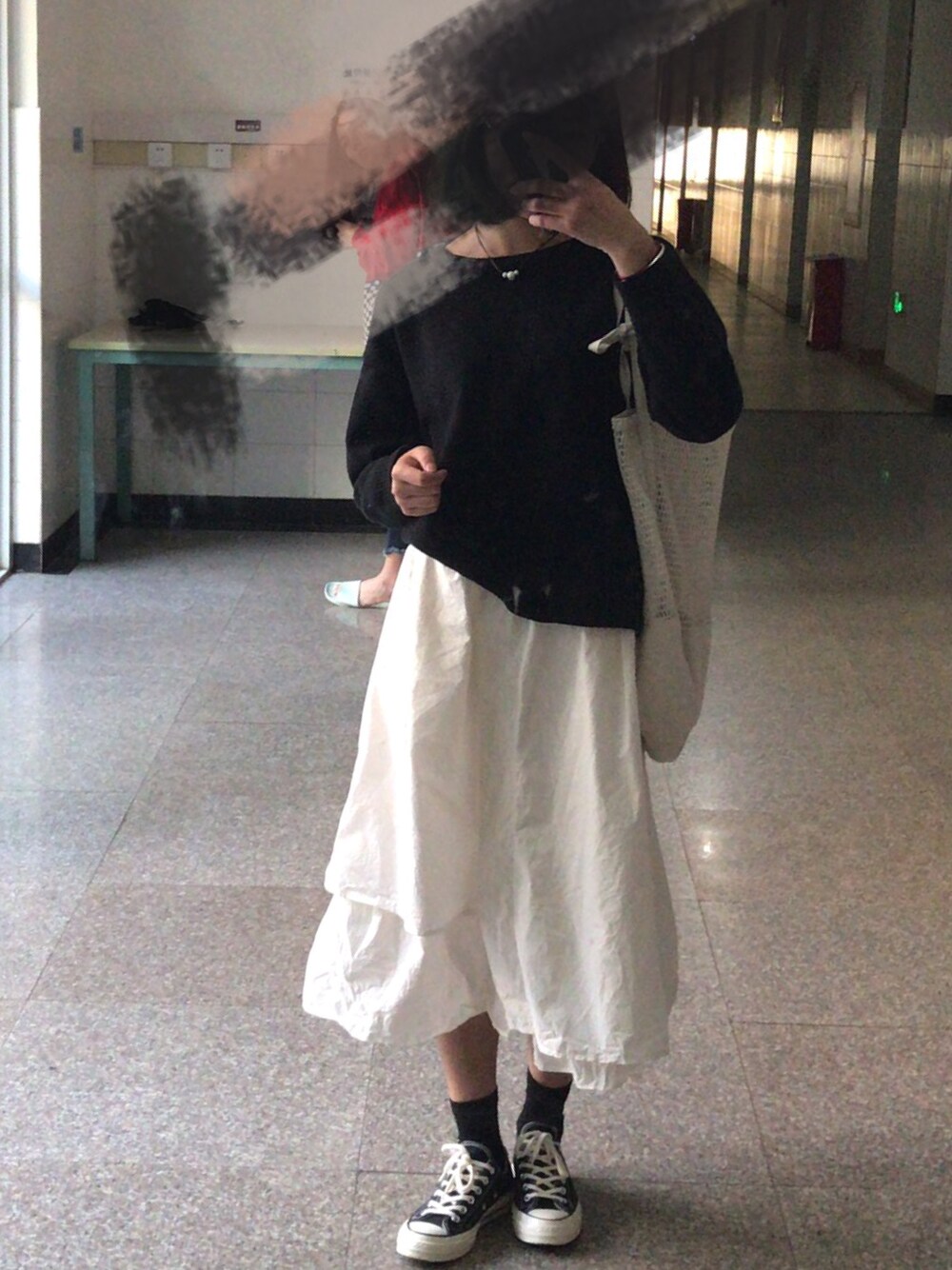 「日常」｜「CONVERSEのアイテム（その他シューズ、ブラック系）」を使った、Julieさん（レディース・164cm）の春コーディネートの1枚目の写真