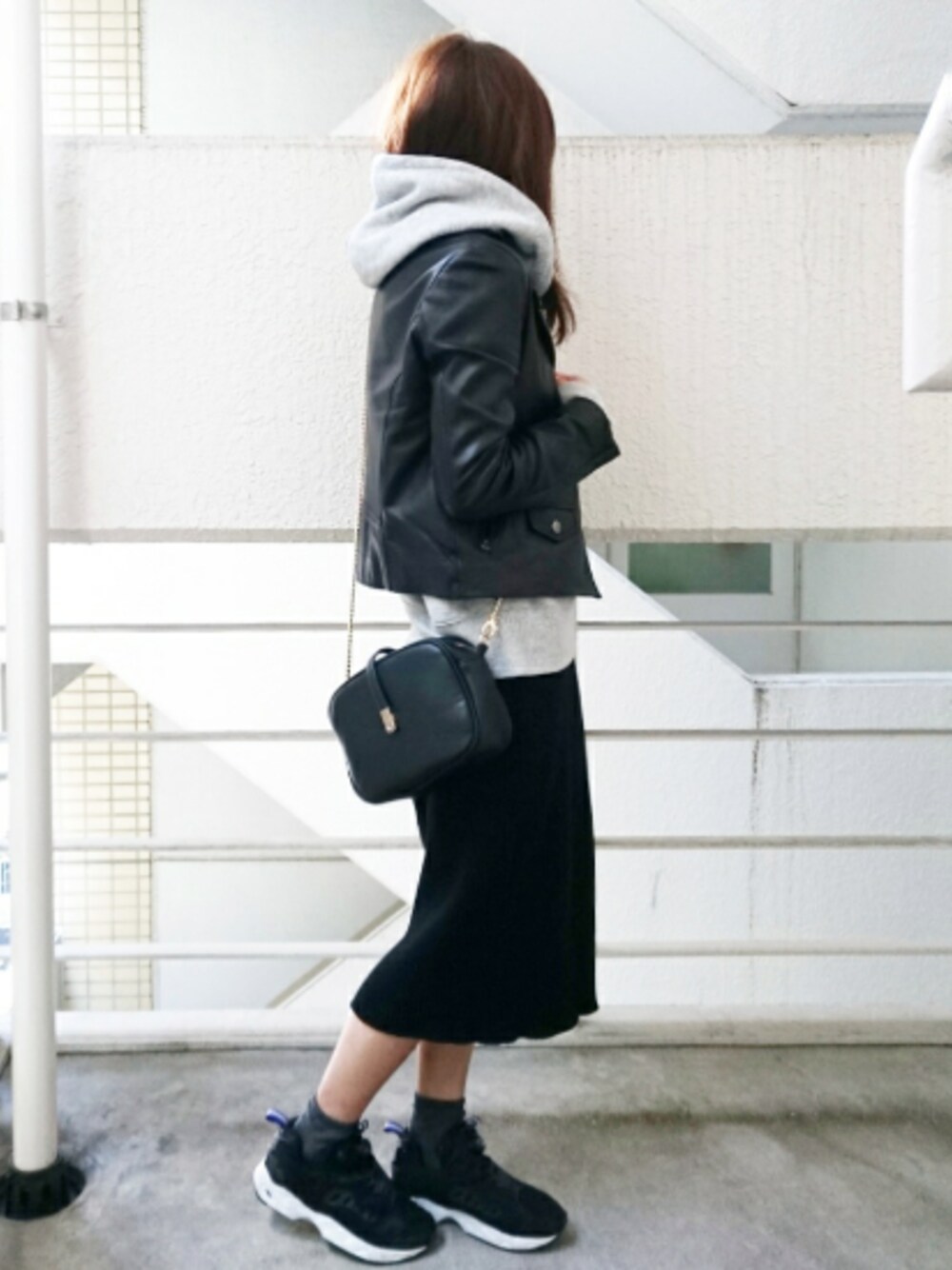「apartbylowrys、ポンプフューリー、ライダース、パーカー、タイトスカート、モノトーン、スニーカーコーデ、シンプル」｜「A part byの12GCアゼスカートセットアップ 743657 （ワンピース、ブラック系）」を使った、Ayaさん（レディース・151cm）の冬コーディネートの1枚目の写真